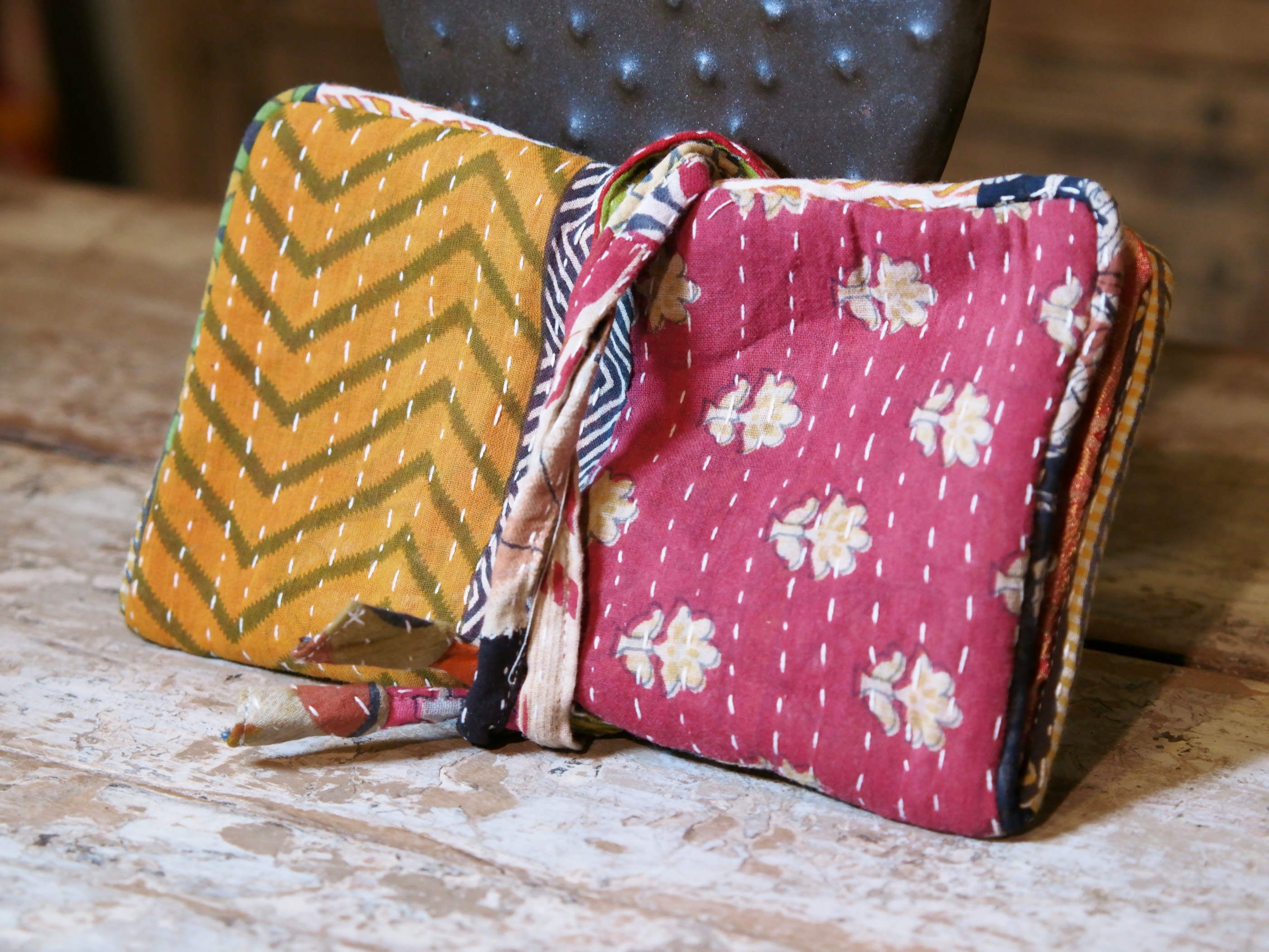 pochette, portagioielli, portamonete, portafogli, portatrucchi in cotone ricamato con tecnica kantha.dimensioni da chiuso 21x12 spessore 2 cm, da aperto 21x26