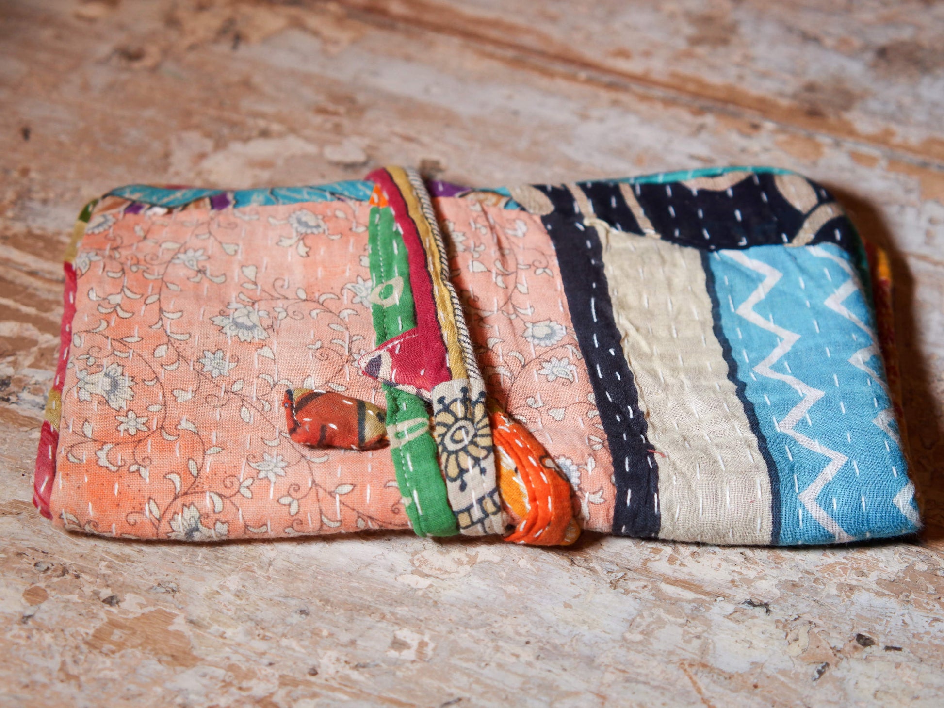 pochette, portagioielli, portamonete, portafogli, portatrucchi in cotone ricamato con tecnica kantha.dimensioni da chiuso 21x12 spessore 2 cm, da aperto 21x26