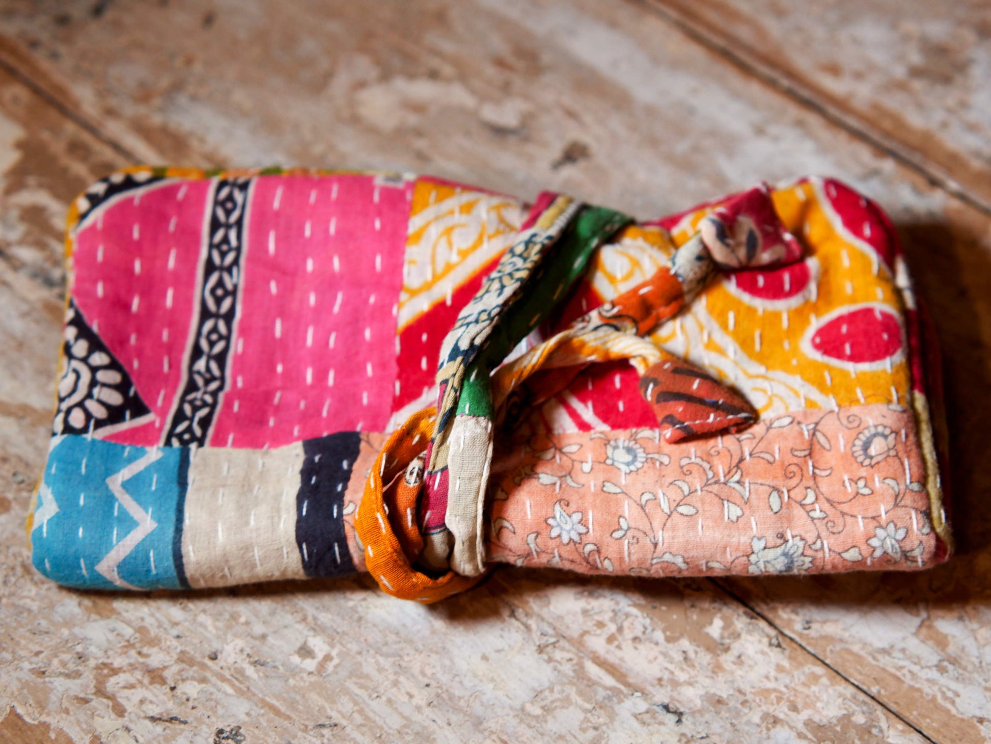 pochette, portagioielli, portamonete, portafogli, portatrucchi in cotone ricamato con tecnica kantha.dimensioni da chiuso 21x12 spessore 2 cm, da aperto 21x26