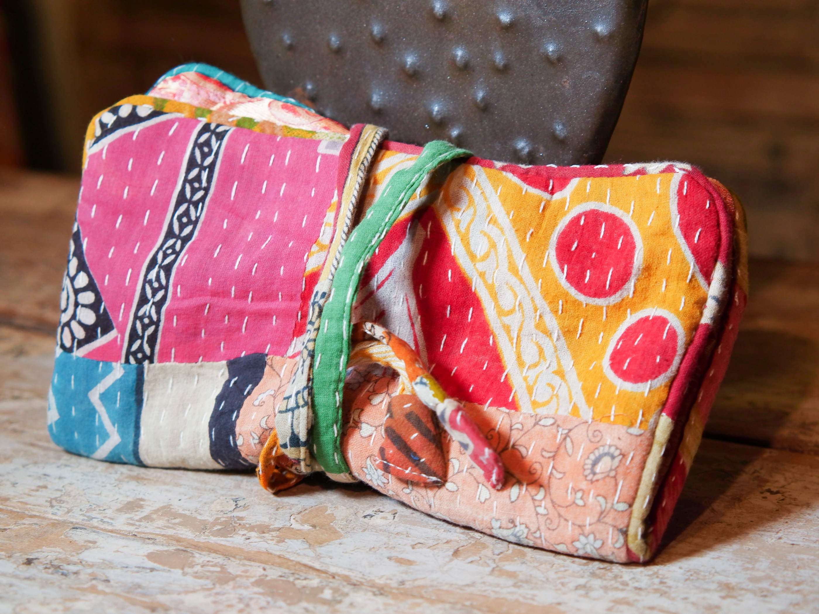 pochette, portagioielli, portamonete, portafogli, portatrucchi in cotone ricamato con tecnica kantha.dimensioni da chiuso 21x12 spessore 2 cm, da aperto 21x26