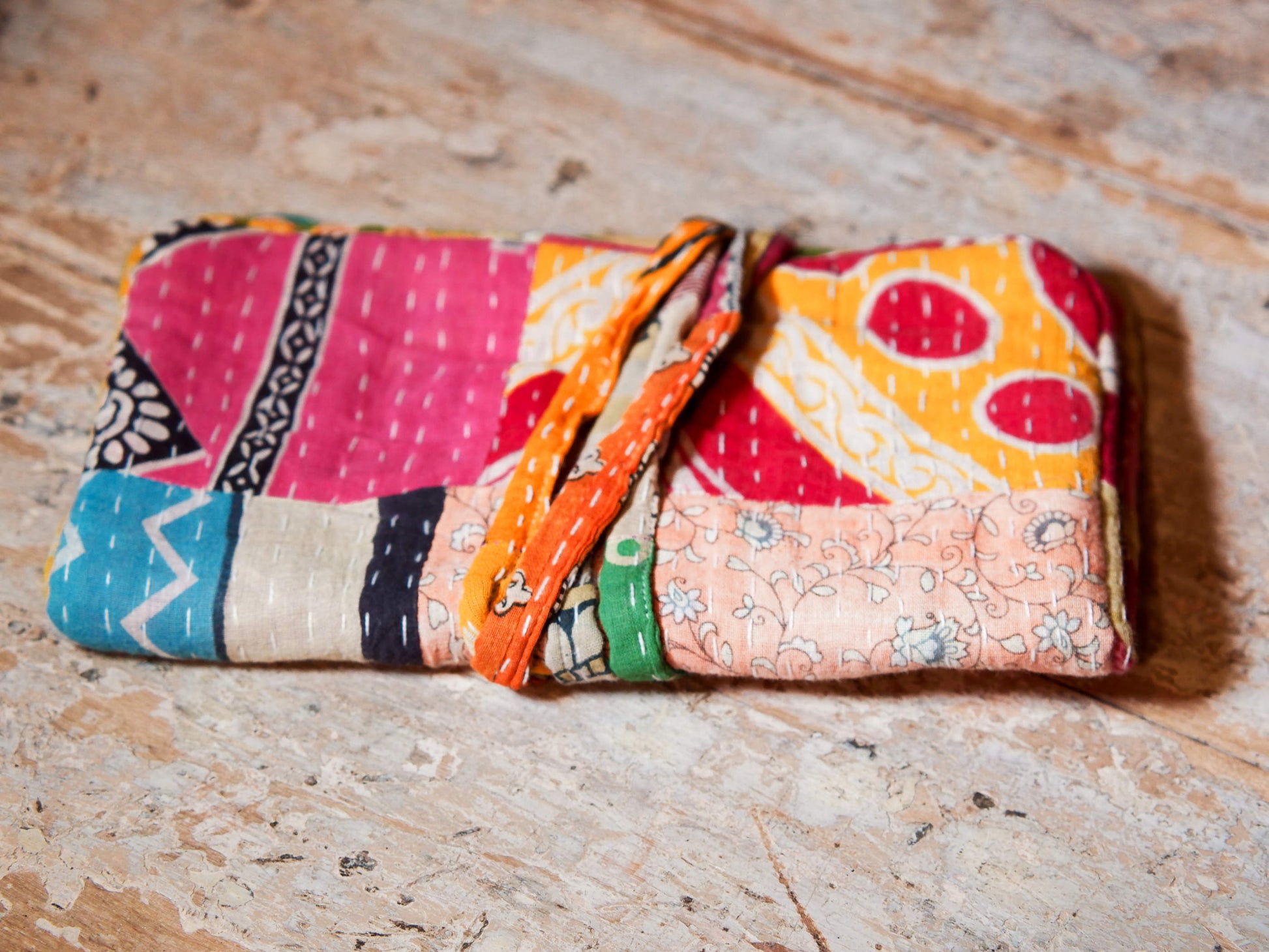 pochette, portagioielli, portamonete, portafogli, portatrucchi in cotone ricamato con tecnica kantha.dimensioni da chiuso 21x12 spessore 2 cm, da aperto 21x26