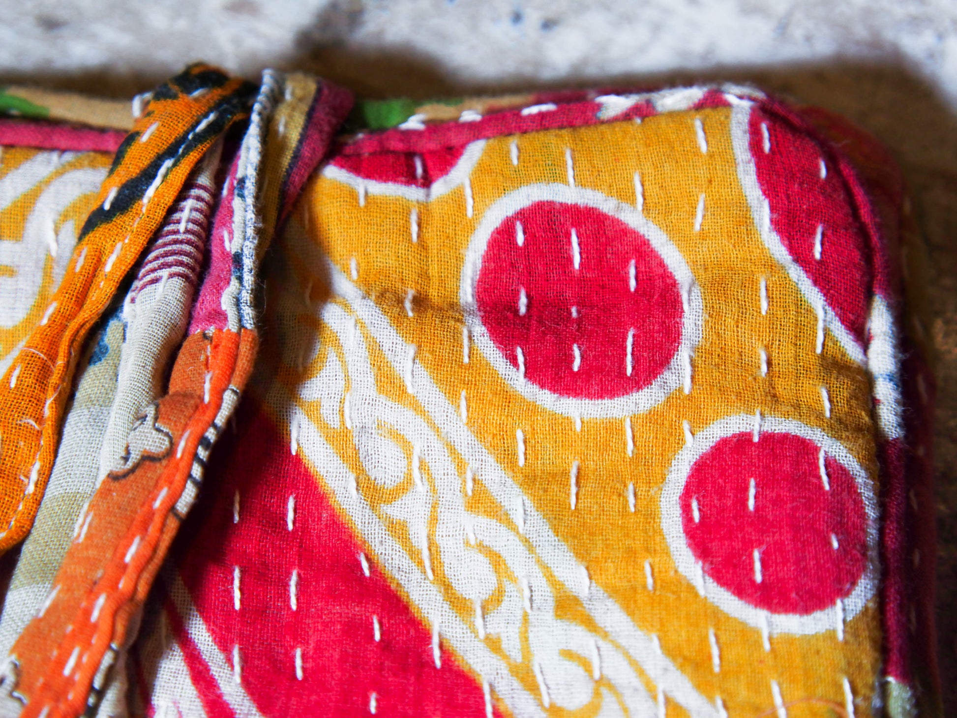pochette, portagioielli, portamonete, portafogli, portatrucchi in cotone ricamato con tecnica kantha.dimensioni da chiuso 21x12 spessore 2 cm, da aperto 21x26