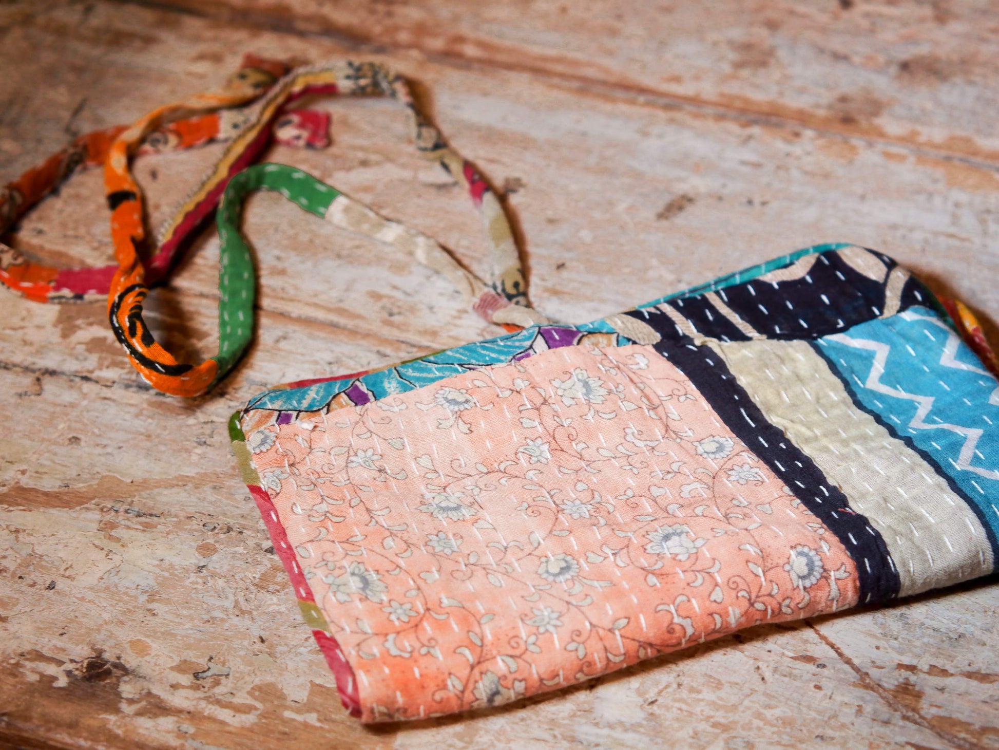 pochette, portagioielli, portamonete, portafogli, portatrucchi in cotone ricamato con tecnica kantha.dimensioni da chiuso 21x12 spessore 2 cm, da aperto 21x26