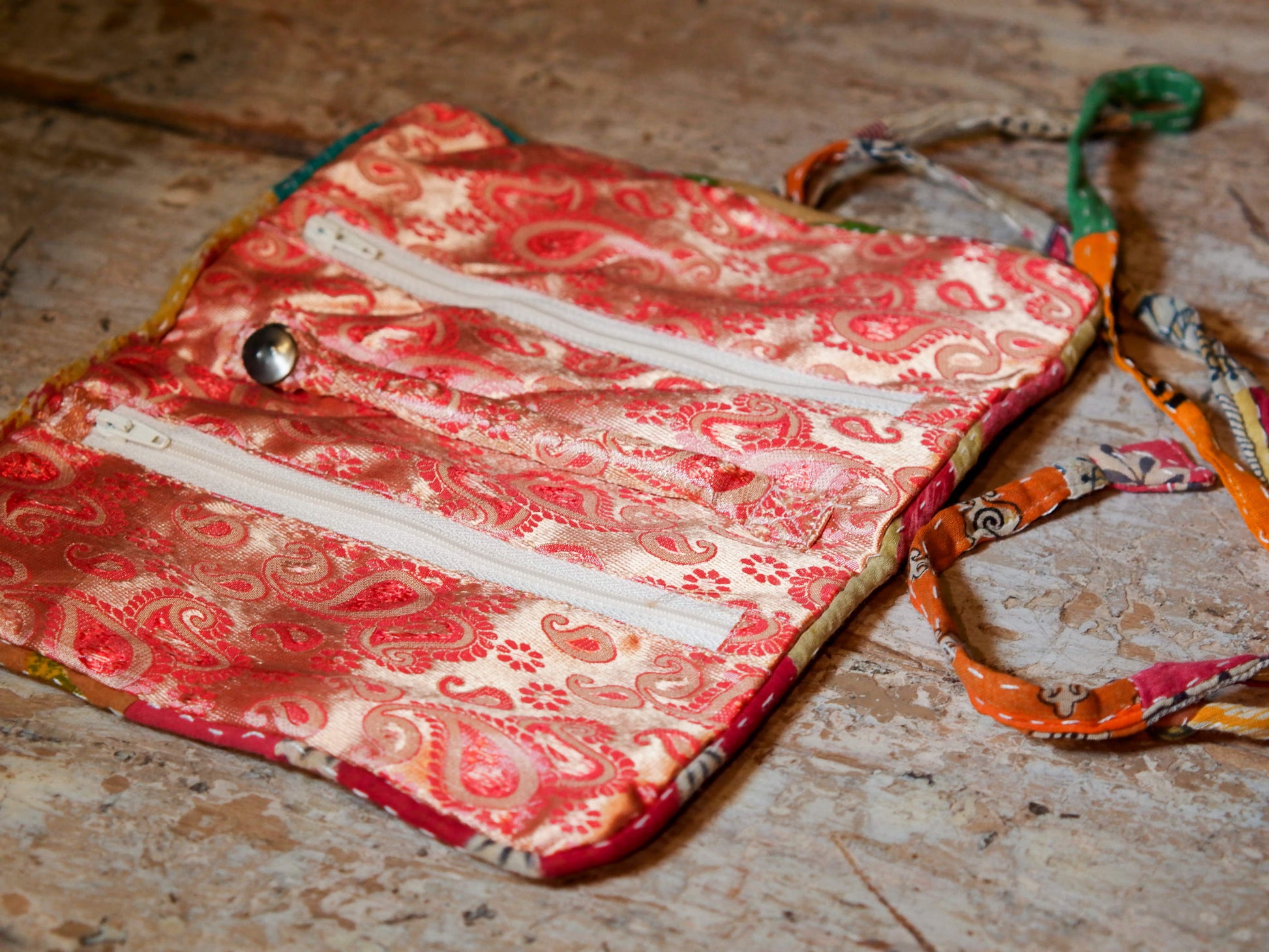 pochette, portagioielli, portamonete, portafogli, portatrucchi in cotone ricamato con tecnica kantha.dimensioni da chiuso 21x12 spessore 2 cm, da aperto 21x26
