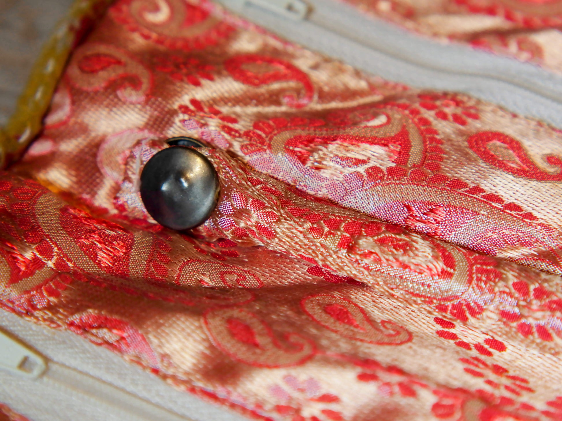 pochette, portagioielli, portamonete, portafogli, portatrucchi in cotone ricamato con tecnica kantha.dimensioni da chiuso 21x12 spessore 2 cm, da aperto 21x26