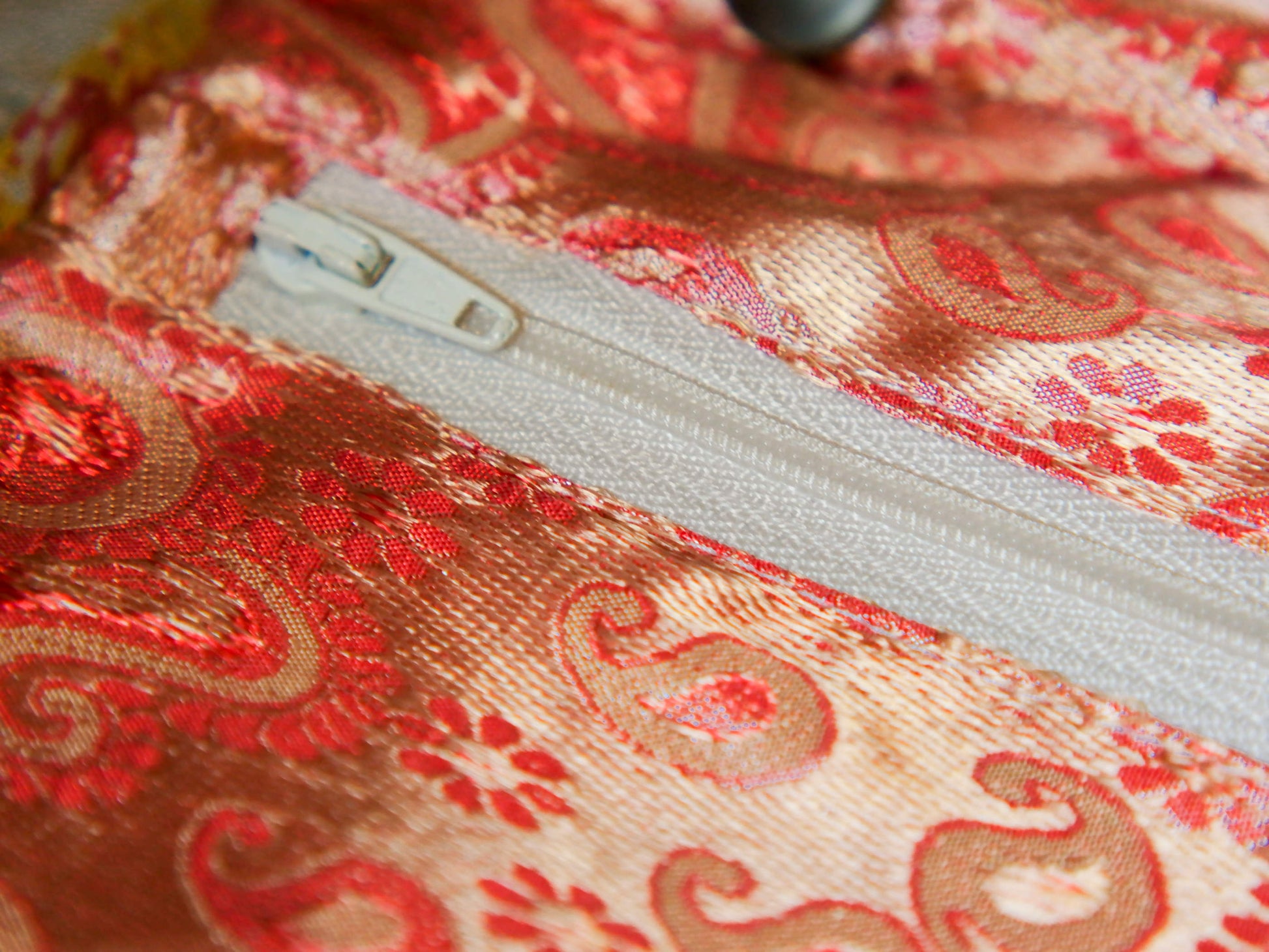 pochette, portagioielli, portamonete, portafogli, portatrucchi in cotone ricamato con tecnica kantha.dimensioni da chiuso 21x12 spessore 2 cm, da aperto 21x26