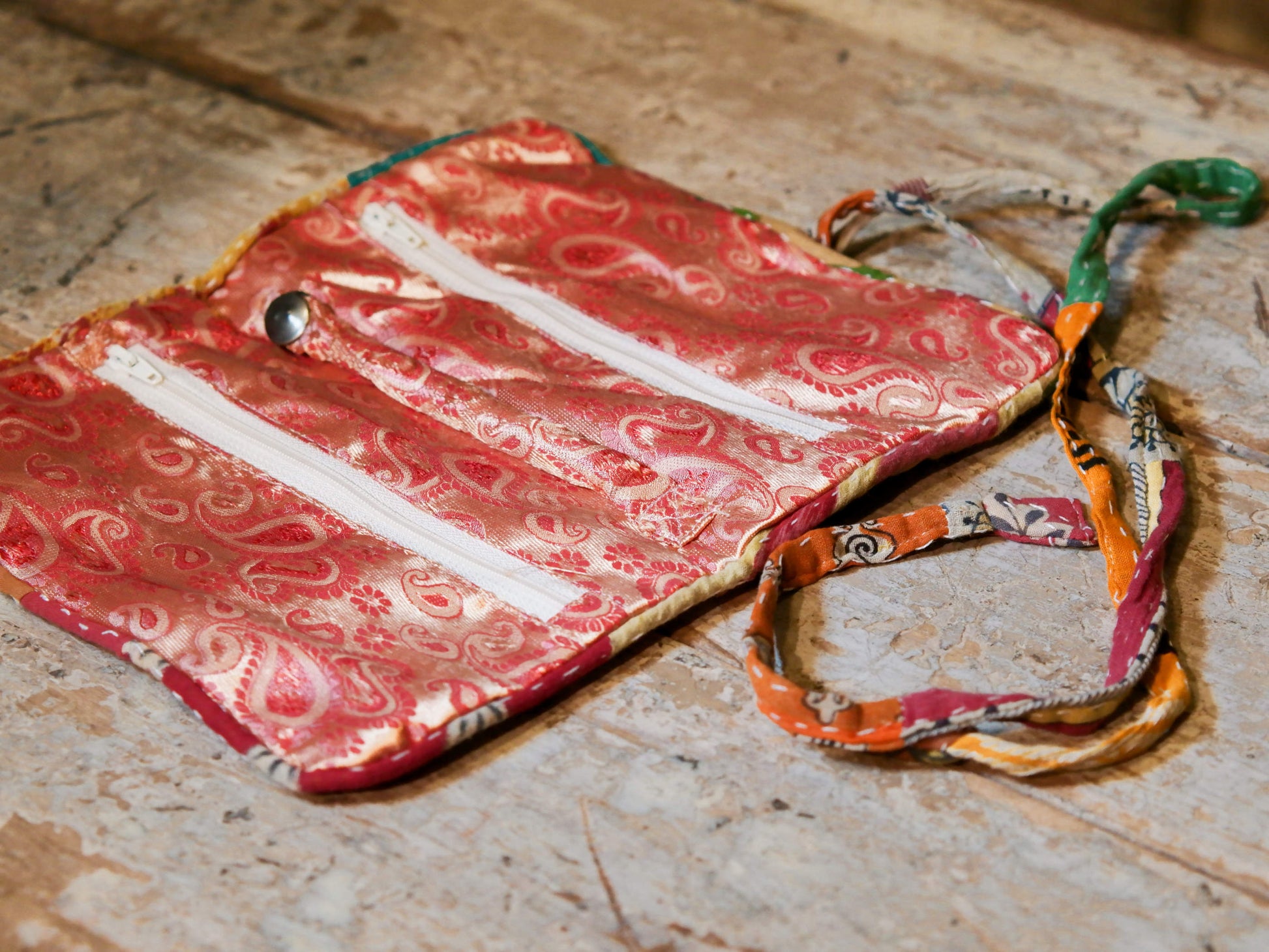 pochette, portagioielli, portamonete, portafogli, portatrucchi in cotone ricamato con tecnica kantha.dimensioni da chiuso 21x12 spessore 2 cm, da aperto 21x26