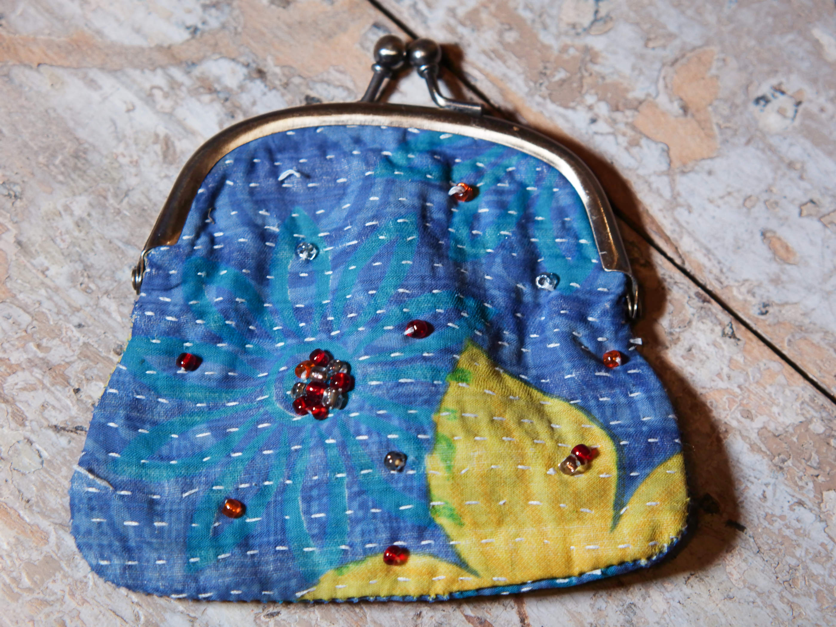 borsellino, portamonete, portafogli, pochette in cotone ricamato con tecnica kantha.dimensioni 12x12 cm 