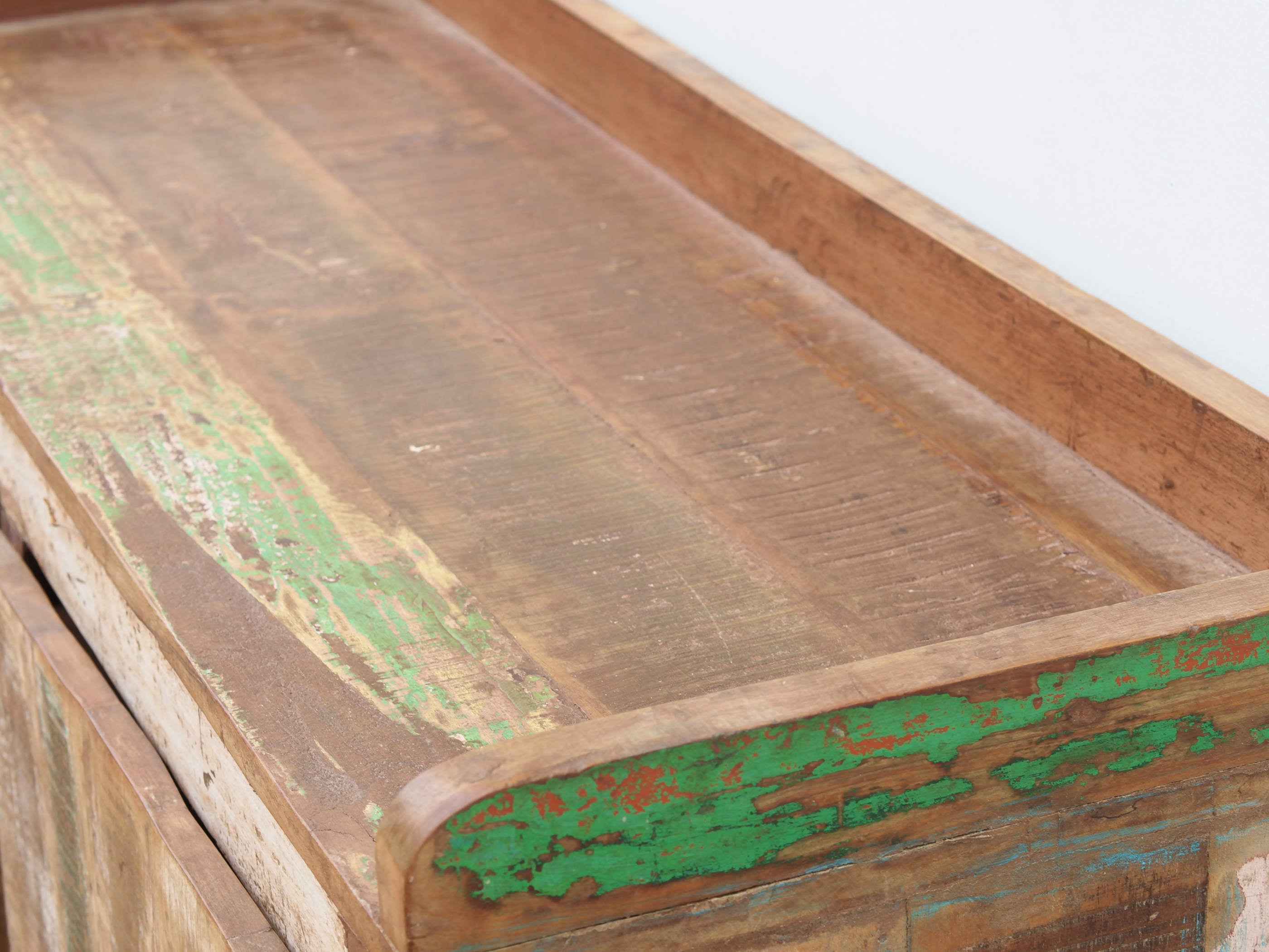 armadietto , mobile dispensa , credenza indiana dipinta .  decorata con i tipici motivi floreali indiani.  decorata anche internamente e in tutti i lati  costruita in legno massello di teak  e decorata artigianalmente   2 ante  76 x 31 h.90