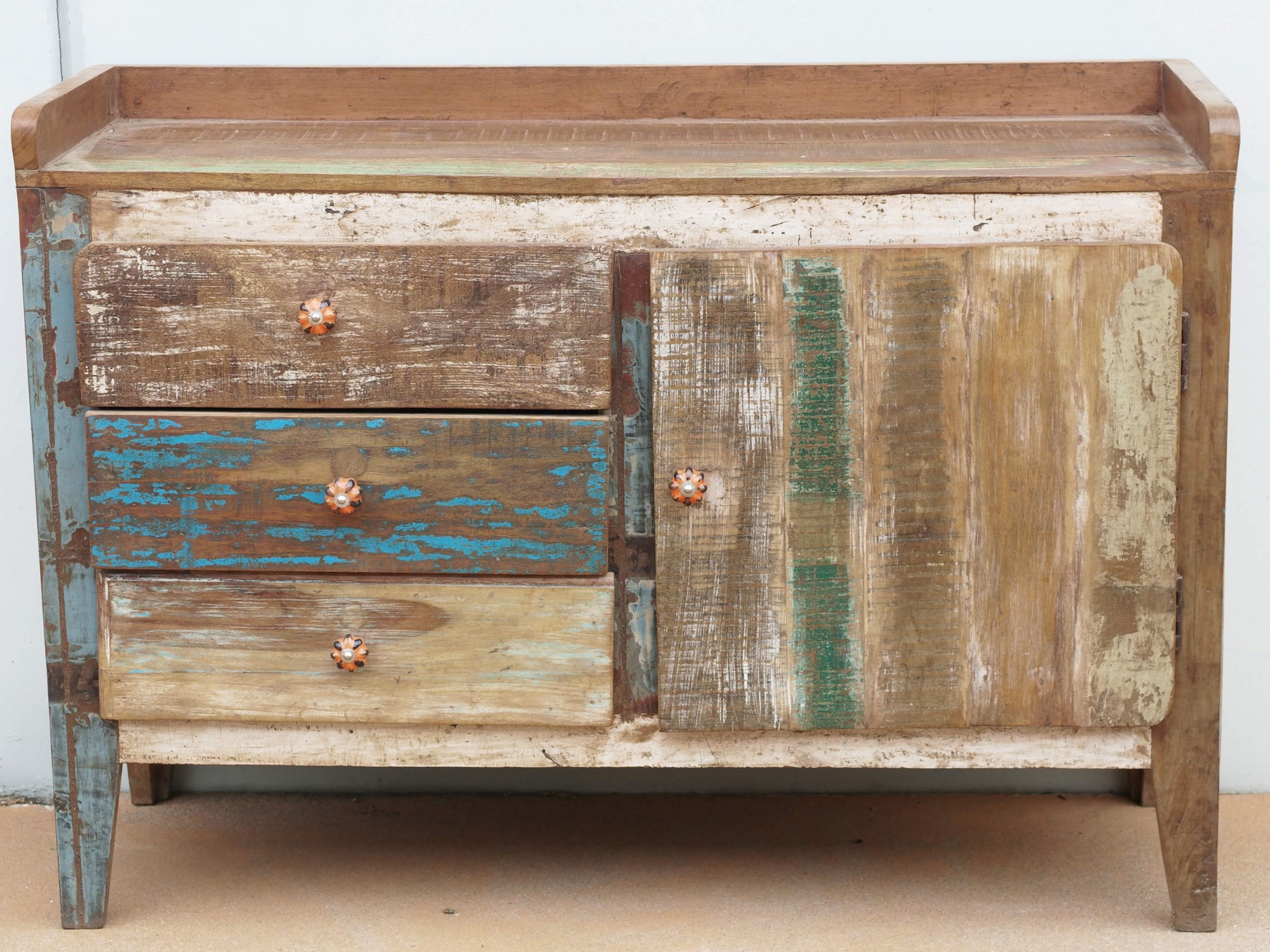armadietto , mobile dispensa , credenza indiana dipinta .  decorata con i tipici motivi floreali indiani.  decorata anche internamente e in tutti i lati  costruita in legno massello di teak  e decorata artigianalmente   2 ante  76 x 31 h.90