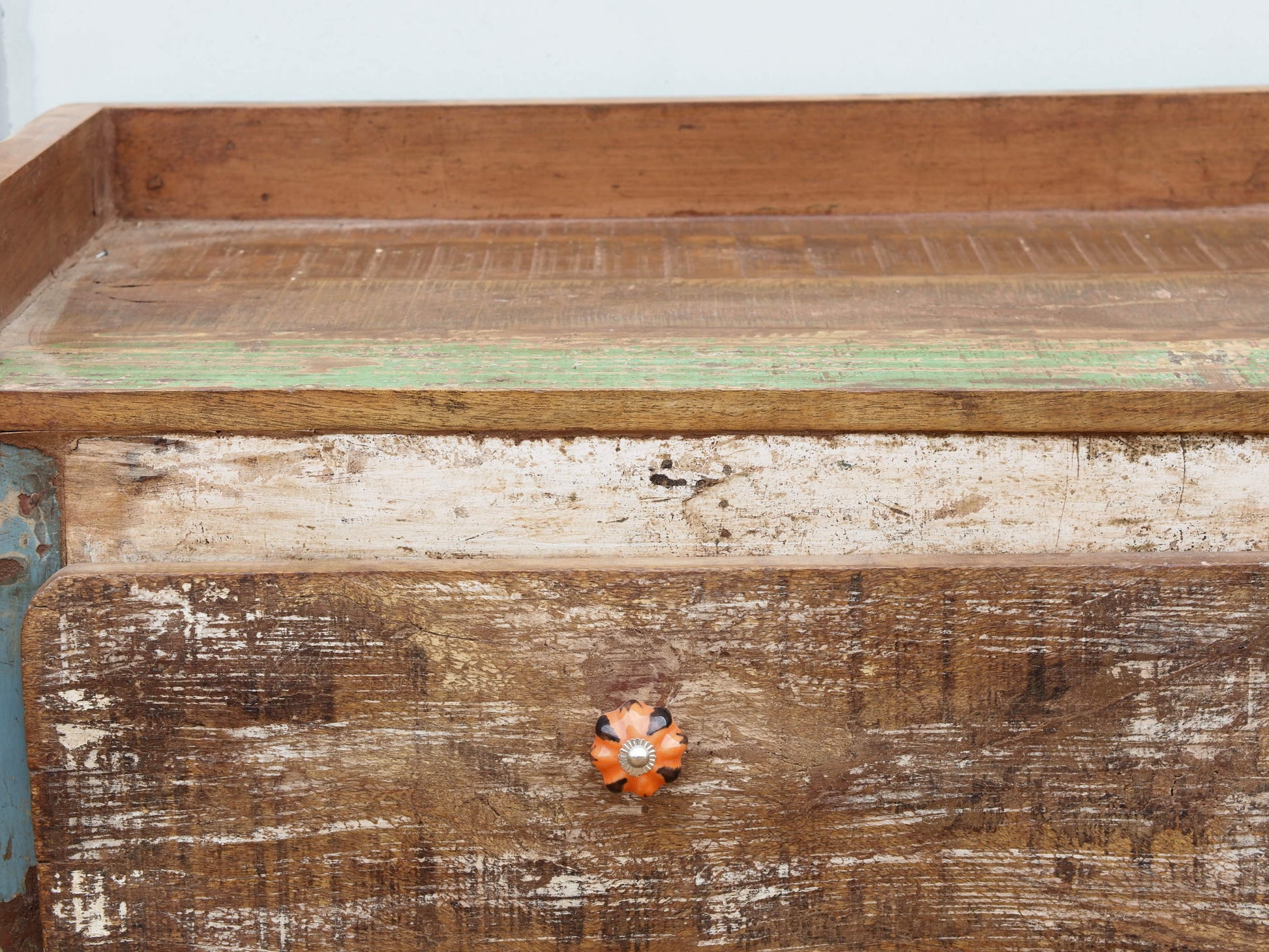 armadietto , mobile dispensa , credenza indiana dipinta .  decorata con i tipici motivi floreali indiani.  decorata anche internamente e in tutti i lati  costruita in legno massello di teak  e decorata artigianalmente   2 ante  76 x 31 h.90