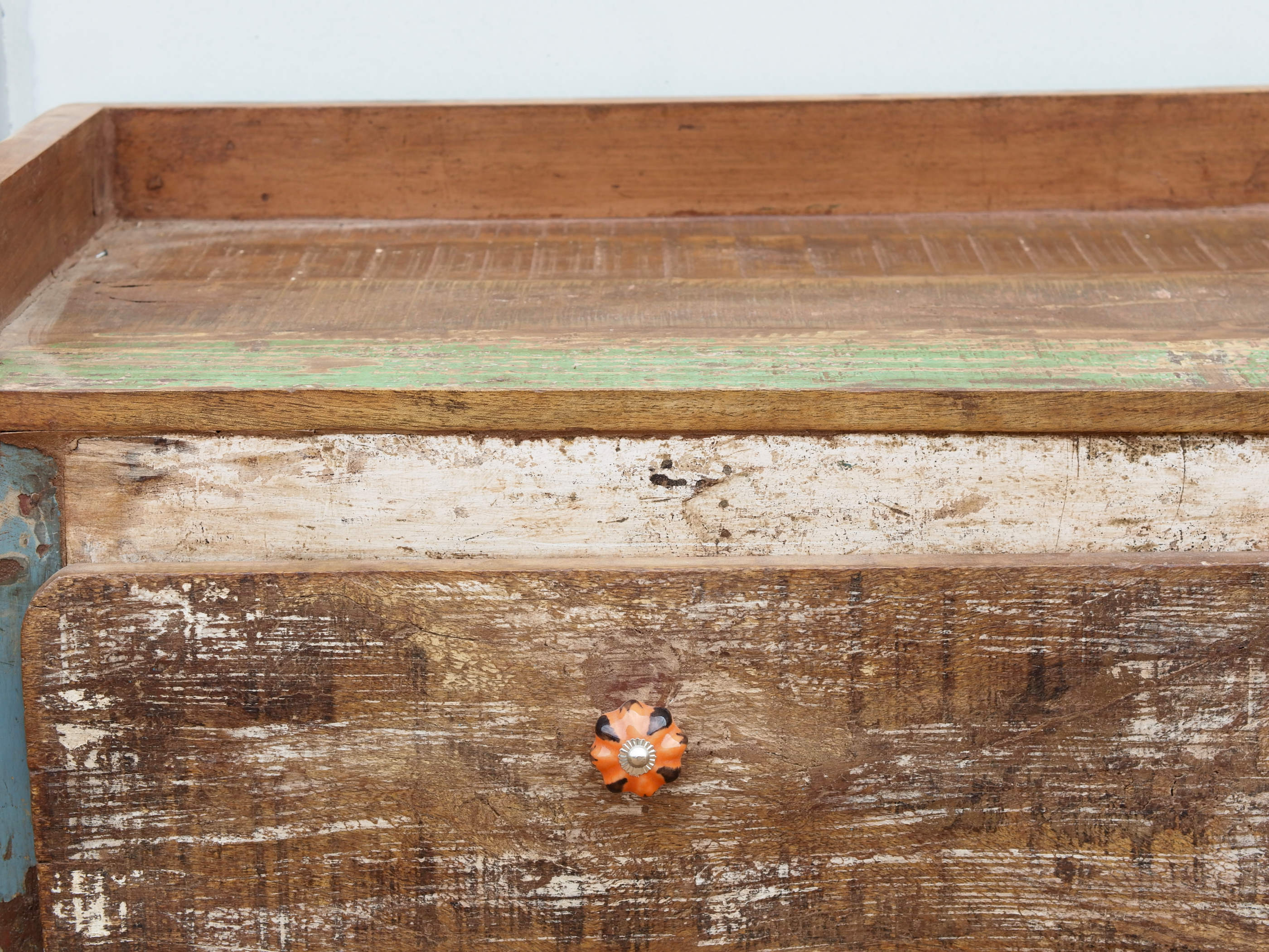 armadietto , mobile dispensa , credenza indiana dipinta .  decorata con i tipici motivi floreali indiani.  decorata anche internamente e in tutti i lati  costruita in legno massello di teak  e decorata artigianalmente   2 ante  76 x 31 h.90