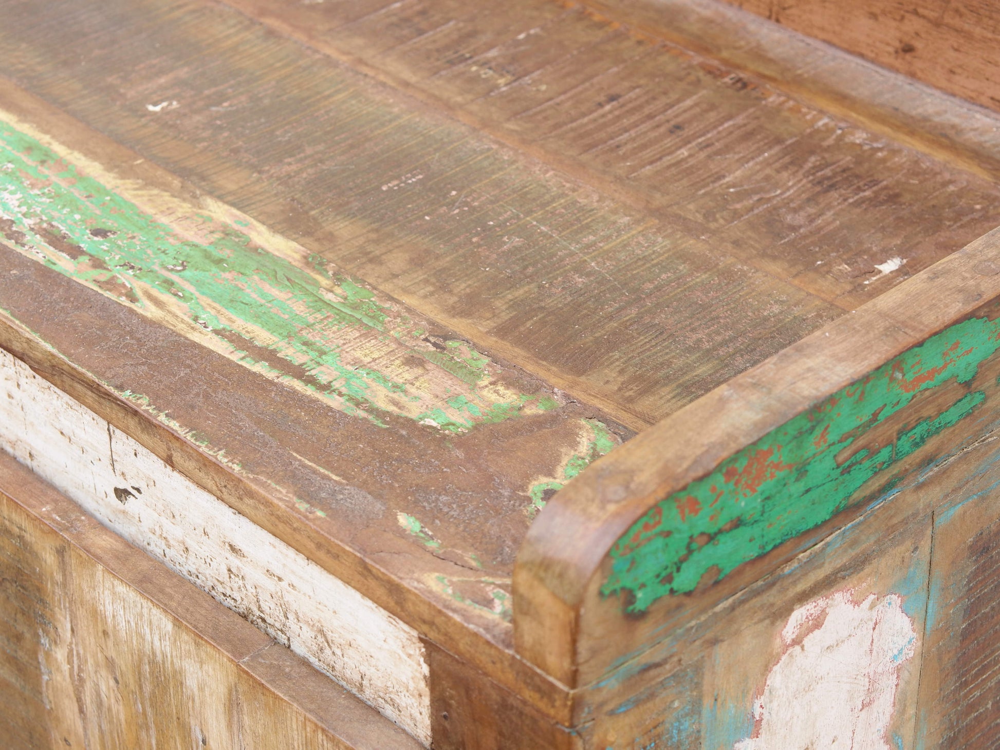 armadietto , mobile dispensa , credenza indiana dipinta .  decorata con i tipici motivi floreali indiani.  decorata anche internamente e in tutti i lati  costruita in legno massello di teak  e decorata artigianalmente   2 ante  76 x 31 h.90