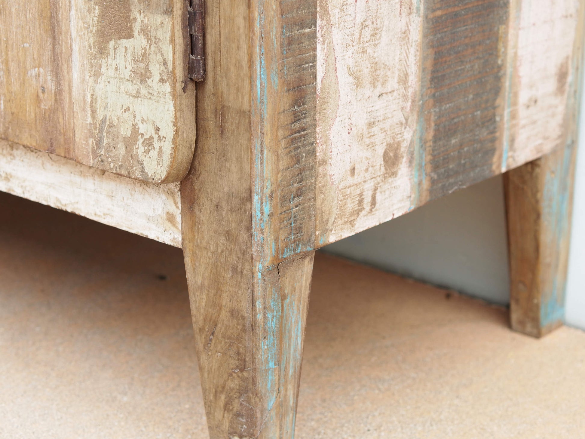 armadietto , mobile dispensa , credenza indiana dipinta .  decorata con i tipici motivi floreali indiani.  decorata anche internamente e in tutti i lati  costruita in legno massello di teak  e decorata artigianalmente   2 ante  76 x 31 h.90