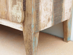 armadietto , mobile dispensa , credenza indiana dipinta .  decorata con i tipici motivi floreali indiani.  decorata anche internamente e in tutti i lati  costruita in legno massello di teak  e decorata artigianalmente   2 ante  76 x 31 h.90