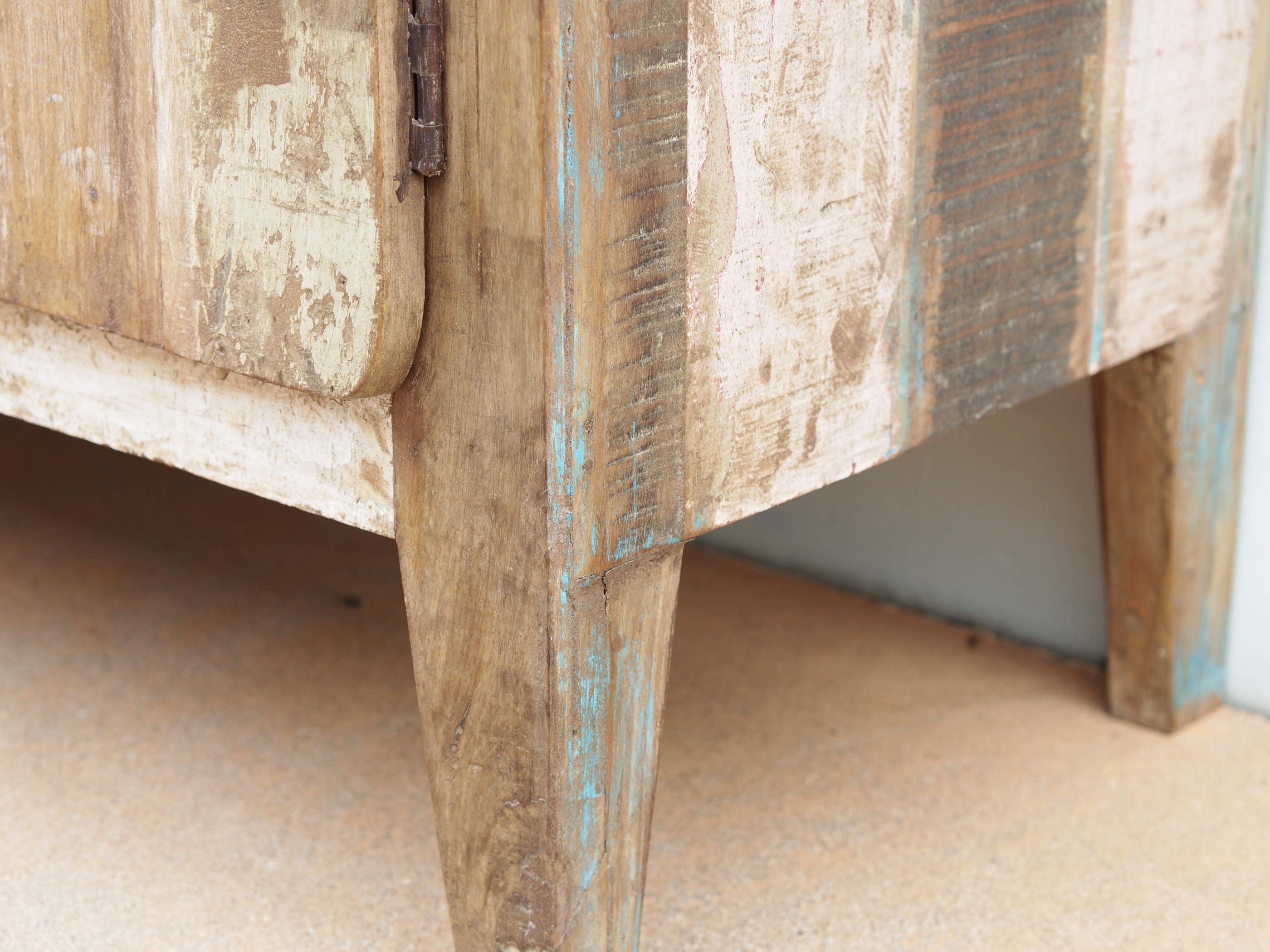 armadietto , mobile dispensa , credenza indiana dipinta .  decorata con i tipici motivi floreali indiani.  decorata anche internamente e in tutti i lati  costruita in legno massello di teak  e decorata artigianalmente   2 ante  76 x 31 h.90