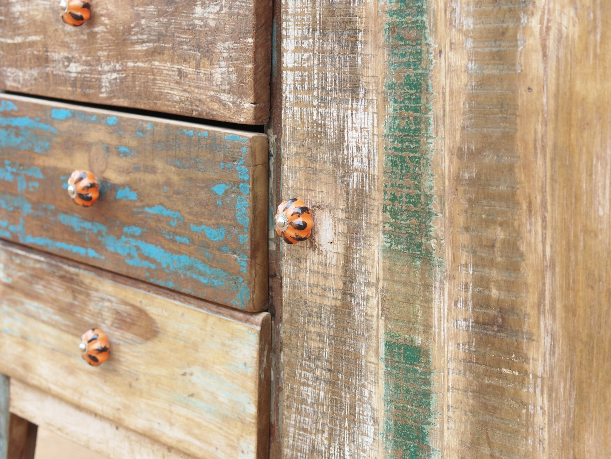 armadietto , mobile dispensa , credenza indiana dipinta .  decorata con i tipici motivi floreali indiani.  decorata anche internamente e in tutti i lati  costruita in legno massello di teak  e decorata artigianalmente   2 ante  76 x 31 h.90