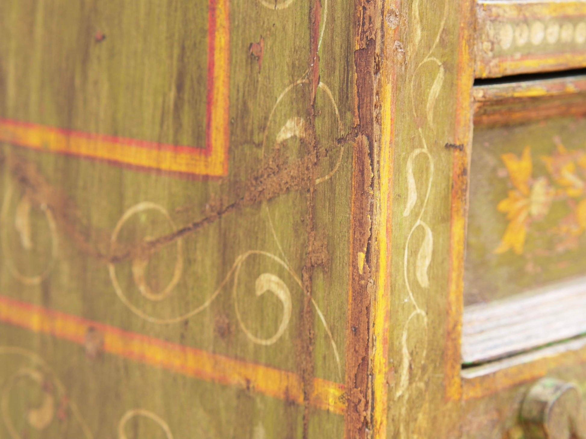 armadietto , mobile dispensa , credenza indiana dipinta .  decorata con i tipici motivi floreali indiani.  decorata anche internamente e in tutti i lati  costruita in legno massello di teak  e decorata artigianalmente   2 ante  76 x 31 h.90