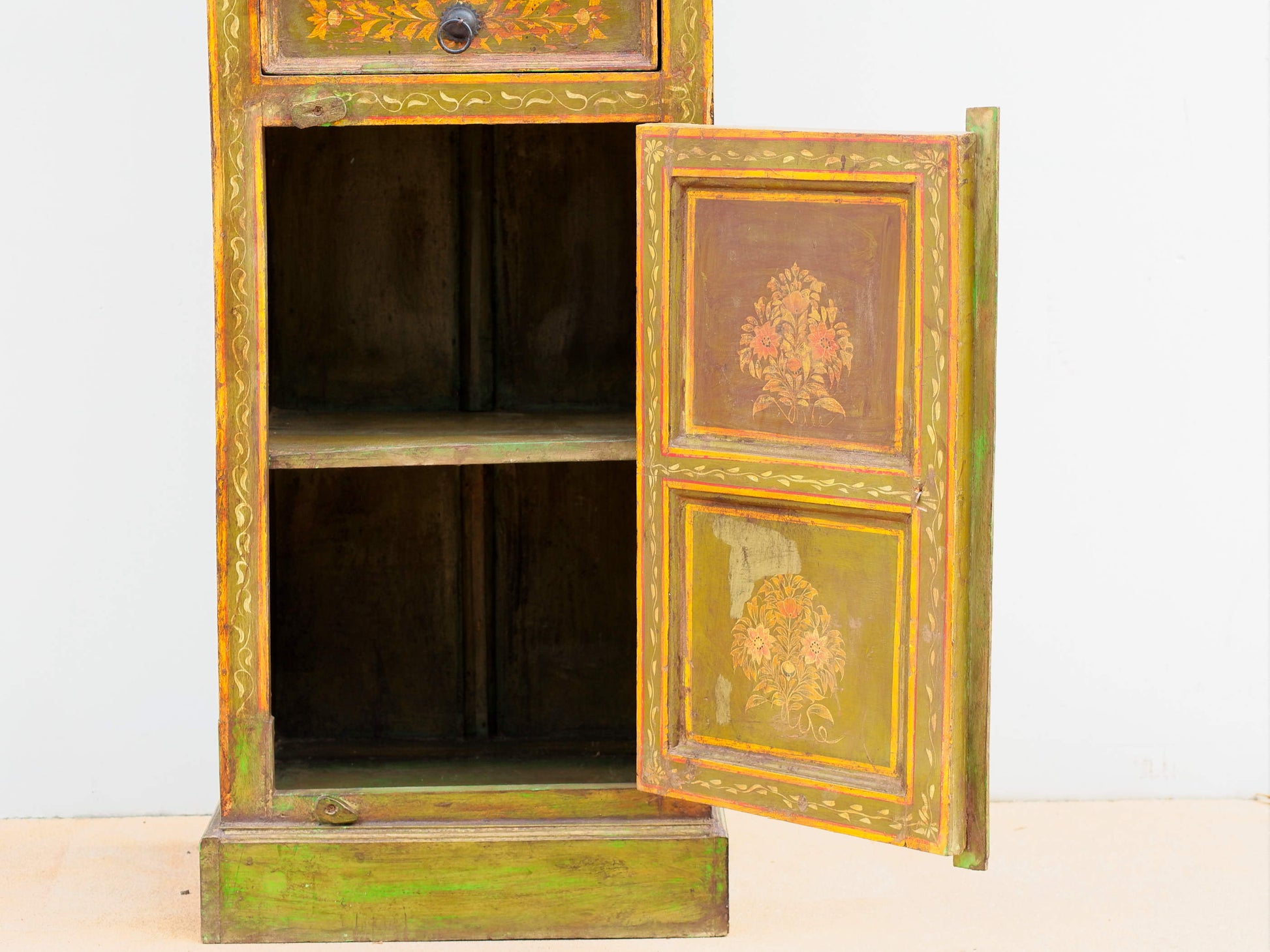 armadietto , mobile dispensa , credenza indiana dipinta .  decorata con i tipici motivi floreali indiani.  decorata anche internamente e in tutti i lati  costruita in legno massello di teak  e decorata artigianalmente   2 ante  76 x 31 h.90