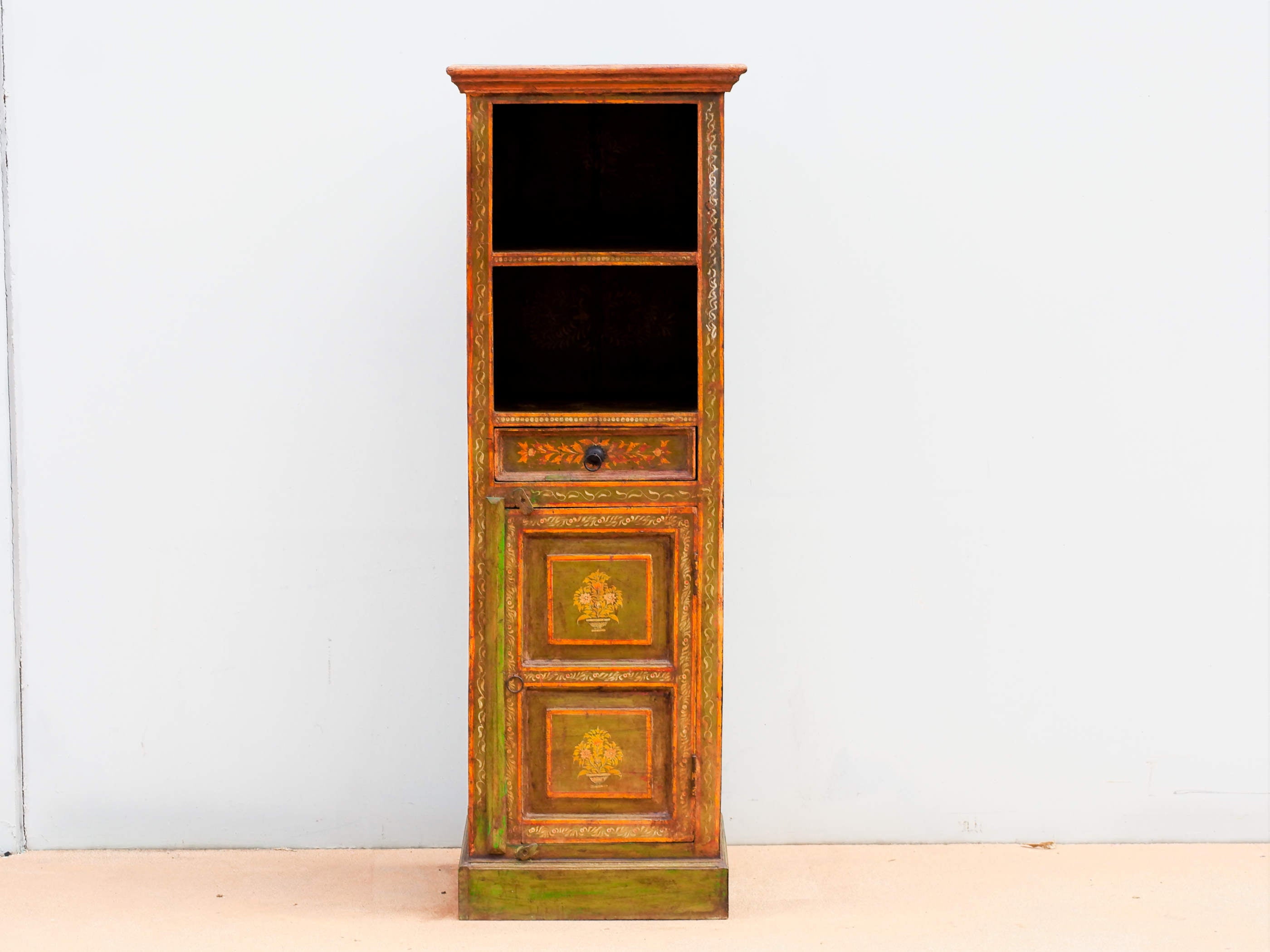 armadietto , mobile dispensa , credenza indiana dipinta .  decorata con i tipici motivi floreali indiani.  decorata anche internamente e in tutti i lati  costruita in legno massello di teak  e decorata artigianalmente   2 ante  76 x 31 h.90