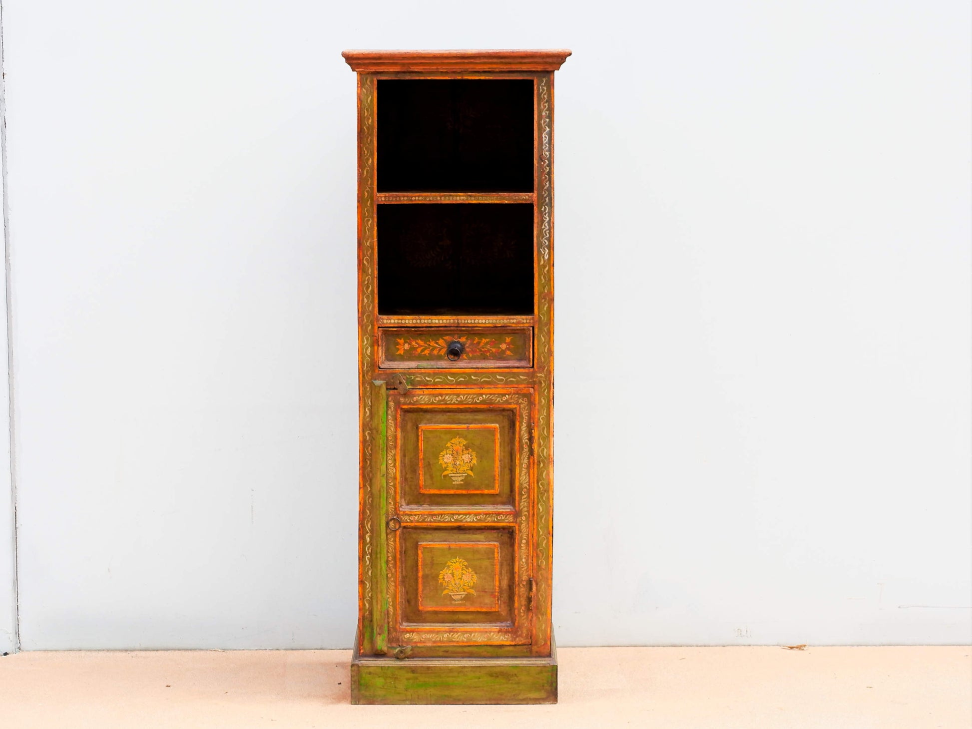 armadietto , mobile dispensa , credenza indiana dipinta .  decorata con i tipici motivi floreali indiani.  decorata anche internamente e in tutti i lati  costruita in legno massello di teak  e decorata artigianalmente   2 ante  76 x 31 h.90