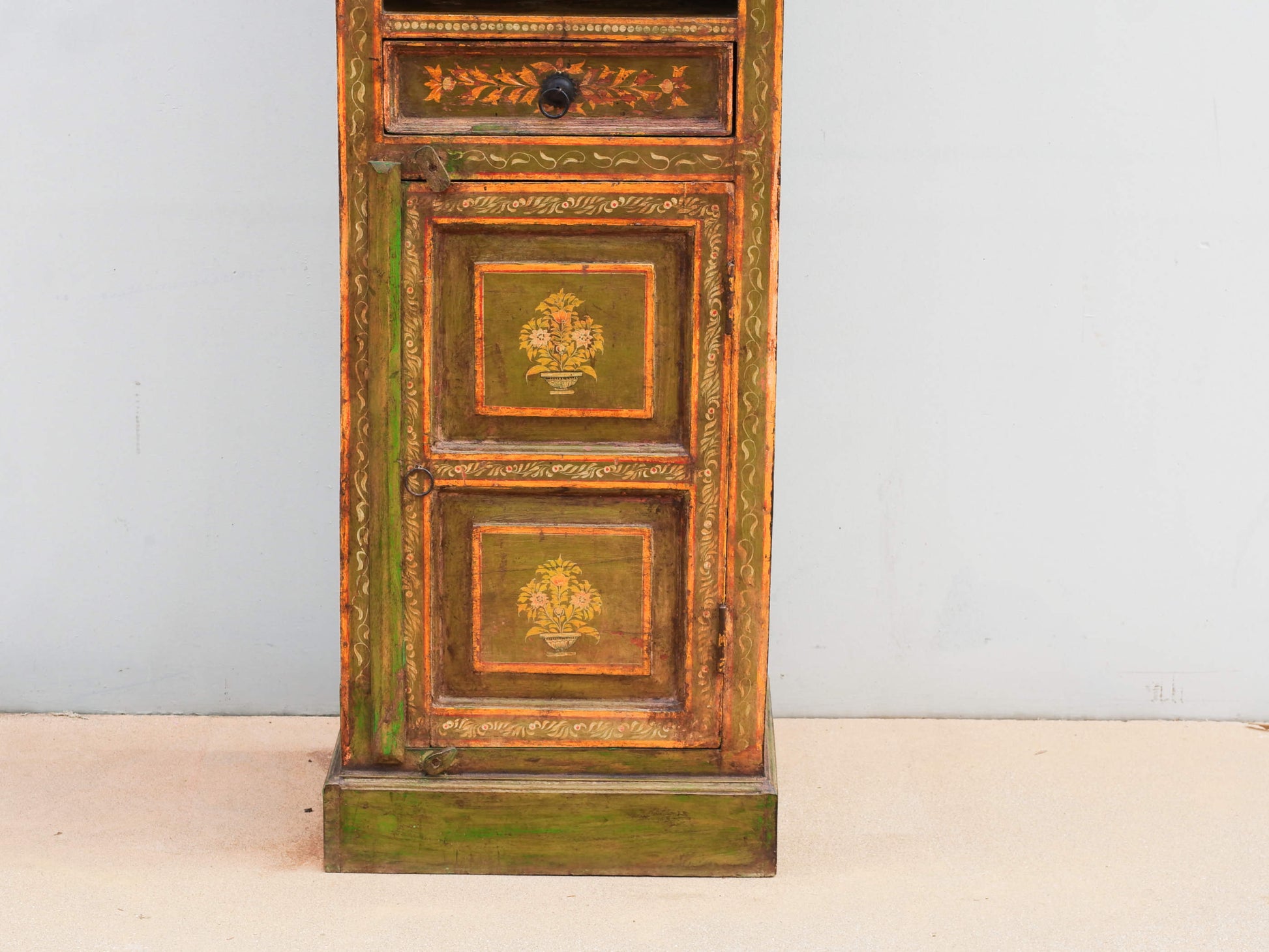 armadietto , mobile dispensa , credenza indiana dipinta .  decorata con i tipici motivi floreali indiani.  decorata anche internamente e in tutti i lati  costruita in legno massello di teak  e decorata artigianalmente   2 ante  76 x 31 h.90