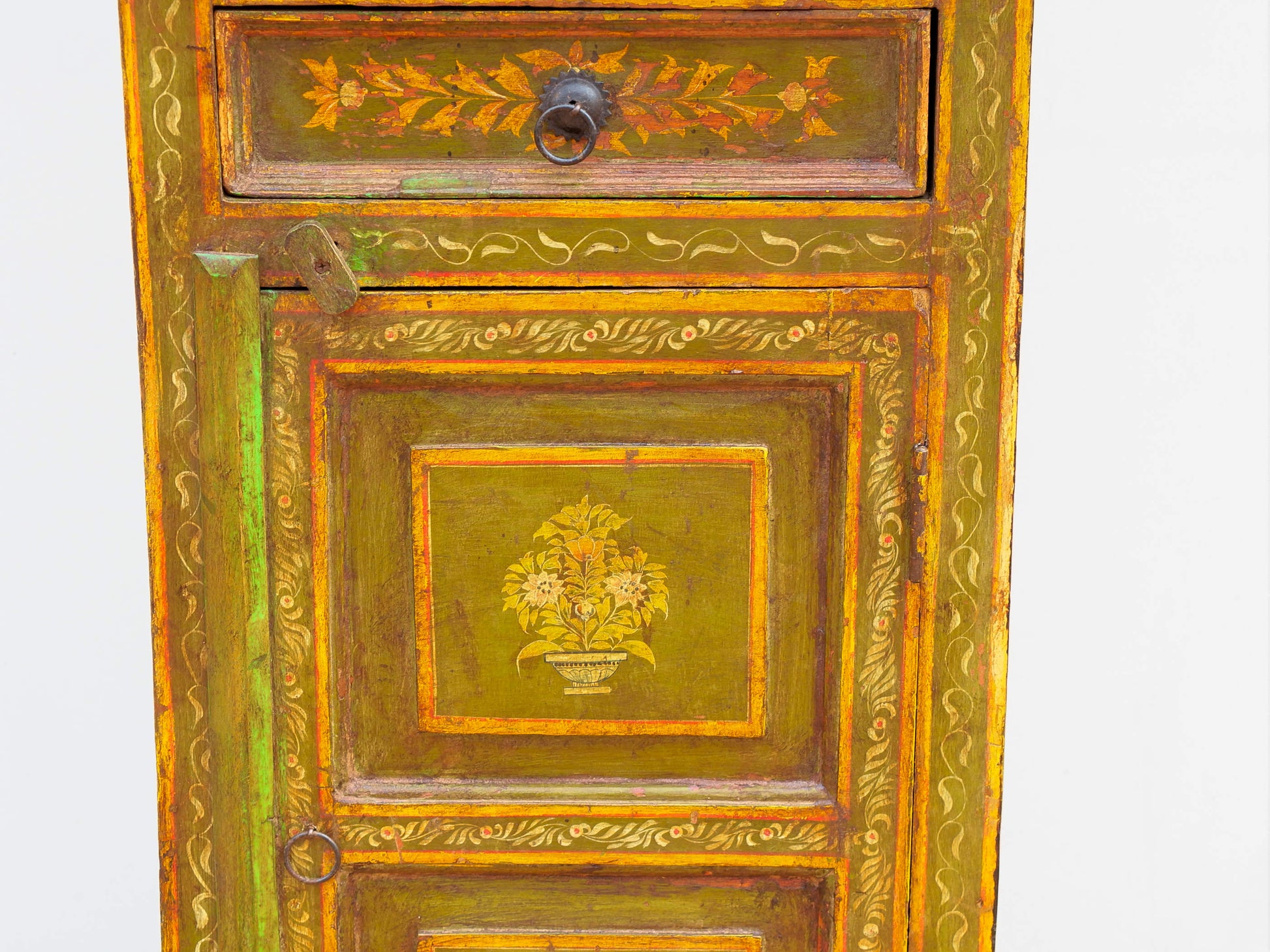 armadietto , mobile dispensa , credenza indiana dipinta .  decorata con i tipici motivi floreali indiani.  decorata anche internamente e in tutti i lati  costruita in legno massello di teak  e decorata artigianalmente   2 ante  76 x 31 h.90