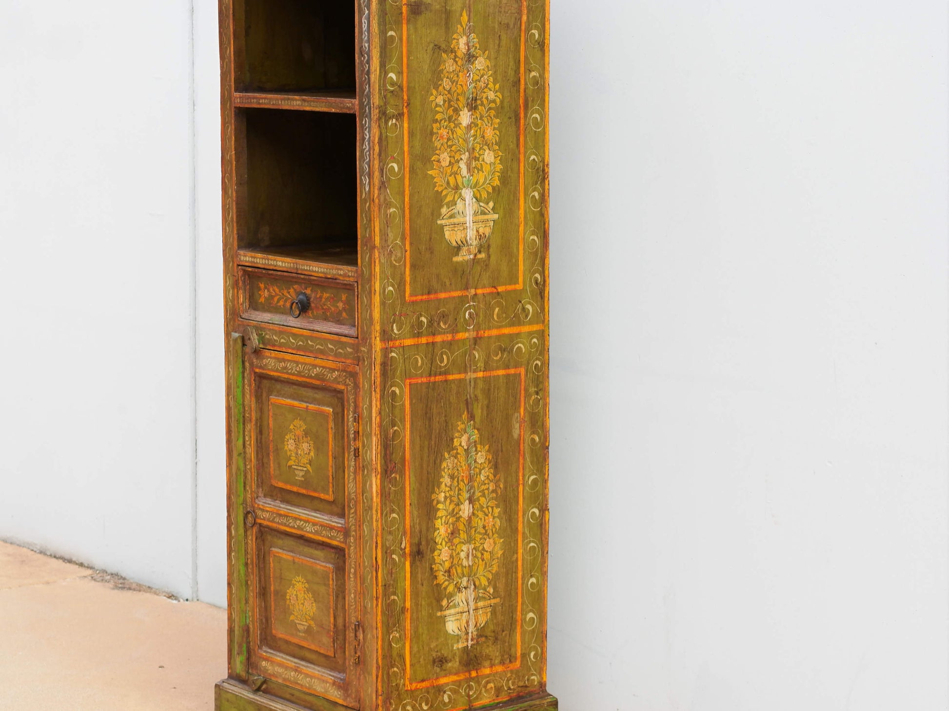 armadietto , mobile dispensa , credenza indiana dipinta .  decorata con i tipici motivi floreali indiani.  decorata anche internamente e in tutti i lati  costruita in legno massello di teak  e decorata artigianalmente   2 ante  76 x 31 h.90