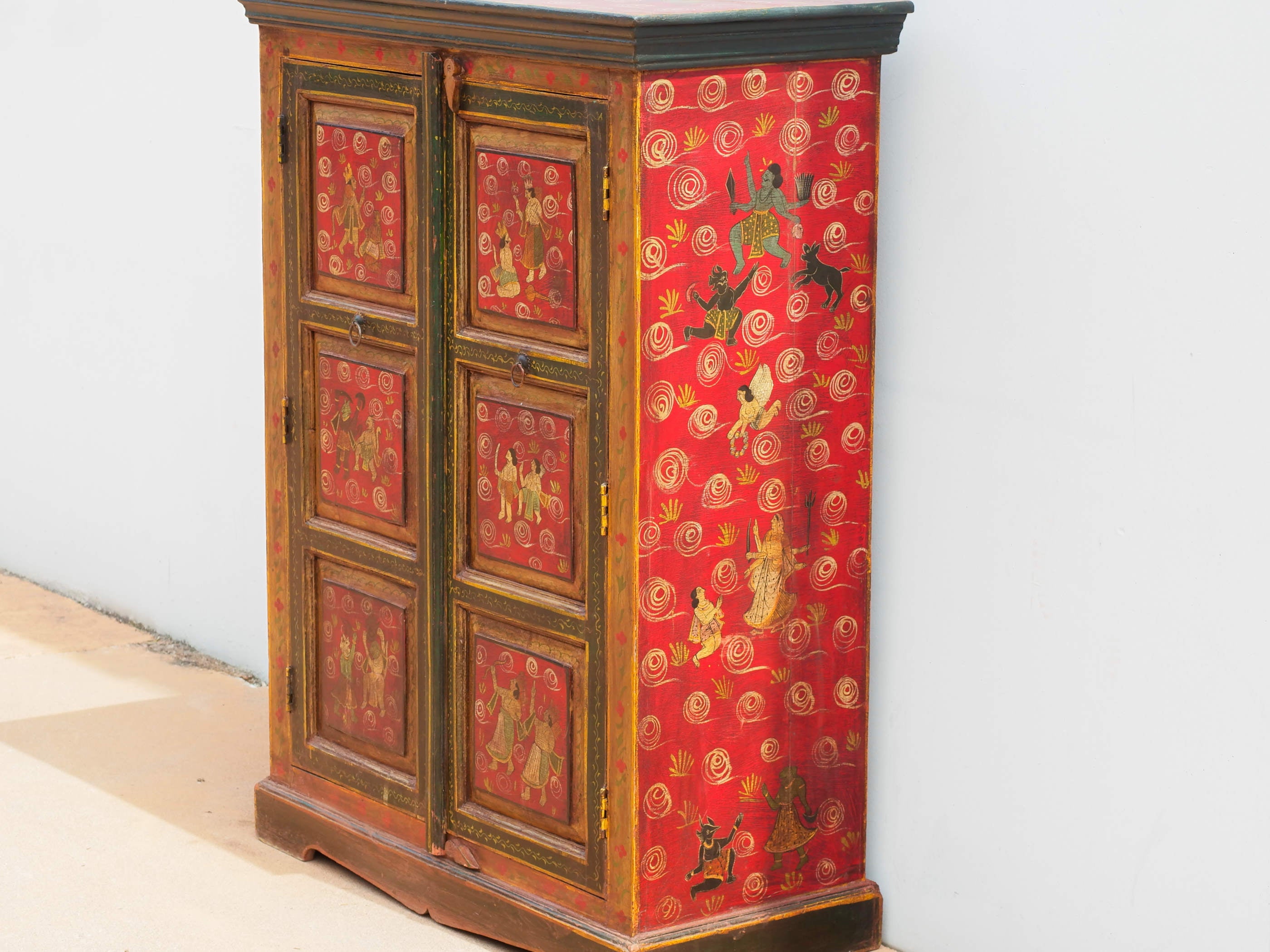 armadietto , mobile dispensa , credenza indiana dipinta .  decorata con i tipici motivi floreali indiani.  decorata anche internamente e in tutti i lati  costruita in legno massello di teak  e decorata artigianalmente   2 ante  76 x 31 h.90