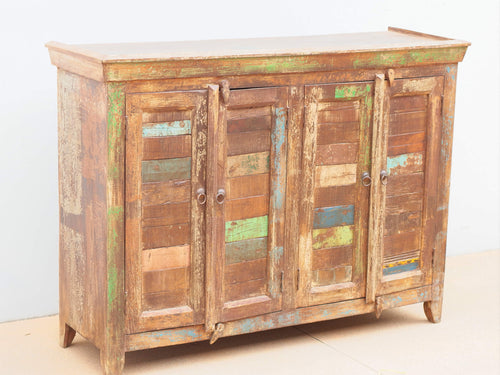 armadietto , mobile dispensa , credenza indiana dipinta .  decorata con i tipici motivi floreali indiani.  decorata anche internamente e in tutti i lati  costruita in legno massello di teak  e decorata artigianalmente   2 ante  76 x 31 h.90