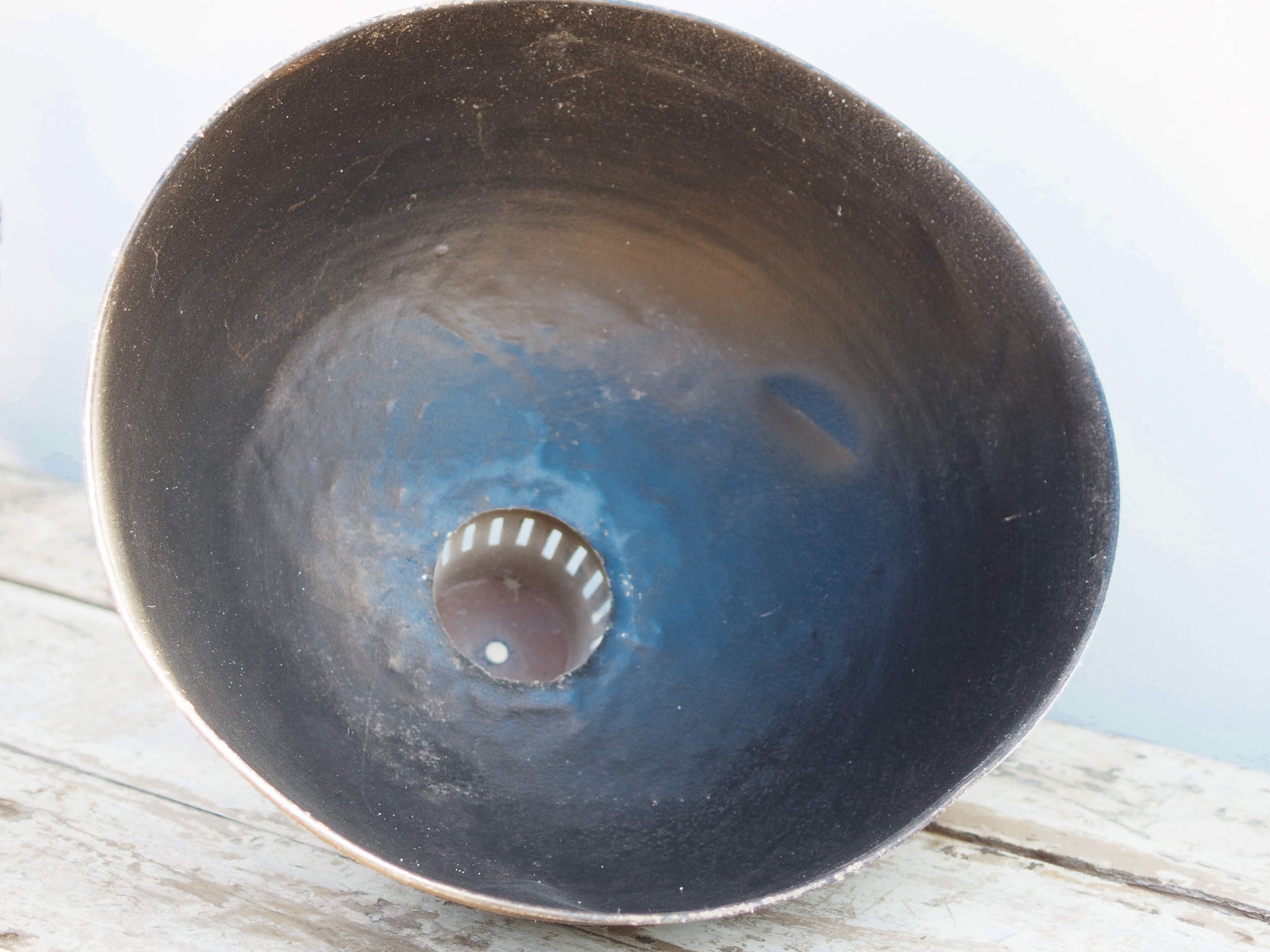 lampada vintage in metallo, lavorata artigianalmente. Provenienza India. lampade in stile industriale . anni 50/60 . pezzi unici . finitura "fermata" con lucido , fissativo per metallo dimensioni diametro 45 h34cm.