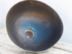 lampada vintage in metallo, lavorata artigianalmente. Provenienza India. lampade in stile industriale . anni 50/60 . pezzi unici . finitura "fermata" con lucido , fissativo per metallo dimensioni diametro 45 h34cm.