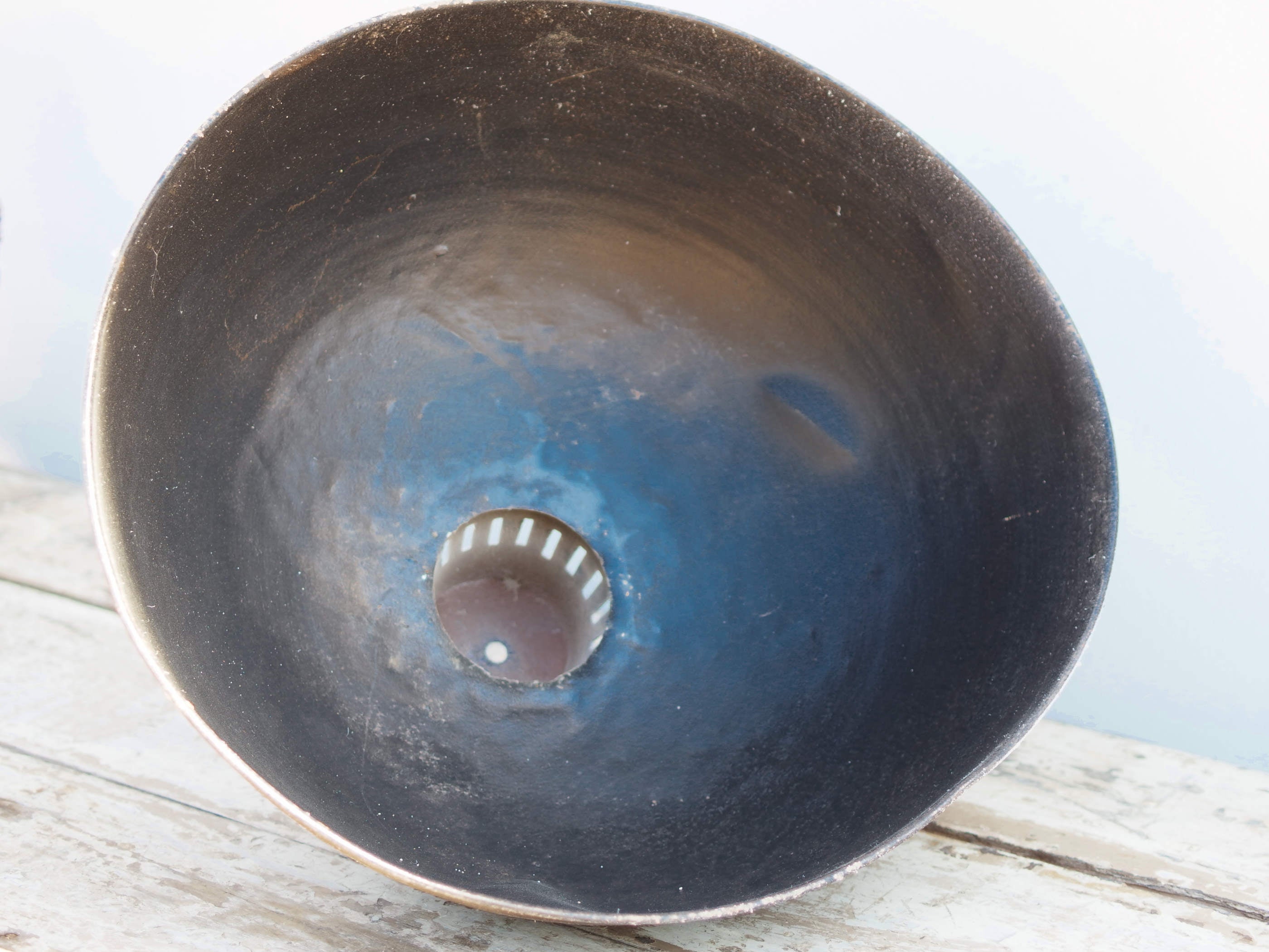 lampada vintage in metallo, lavorata artigianalmente. Provenienza India. lampade in stile industriale . anni 50/60 . pezzi unici . finitura "fermata" con lucido , fissativo per metallo dimensioni diametro 45 h34cm.