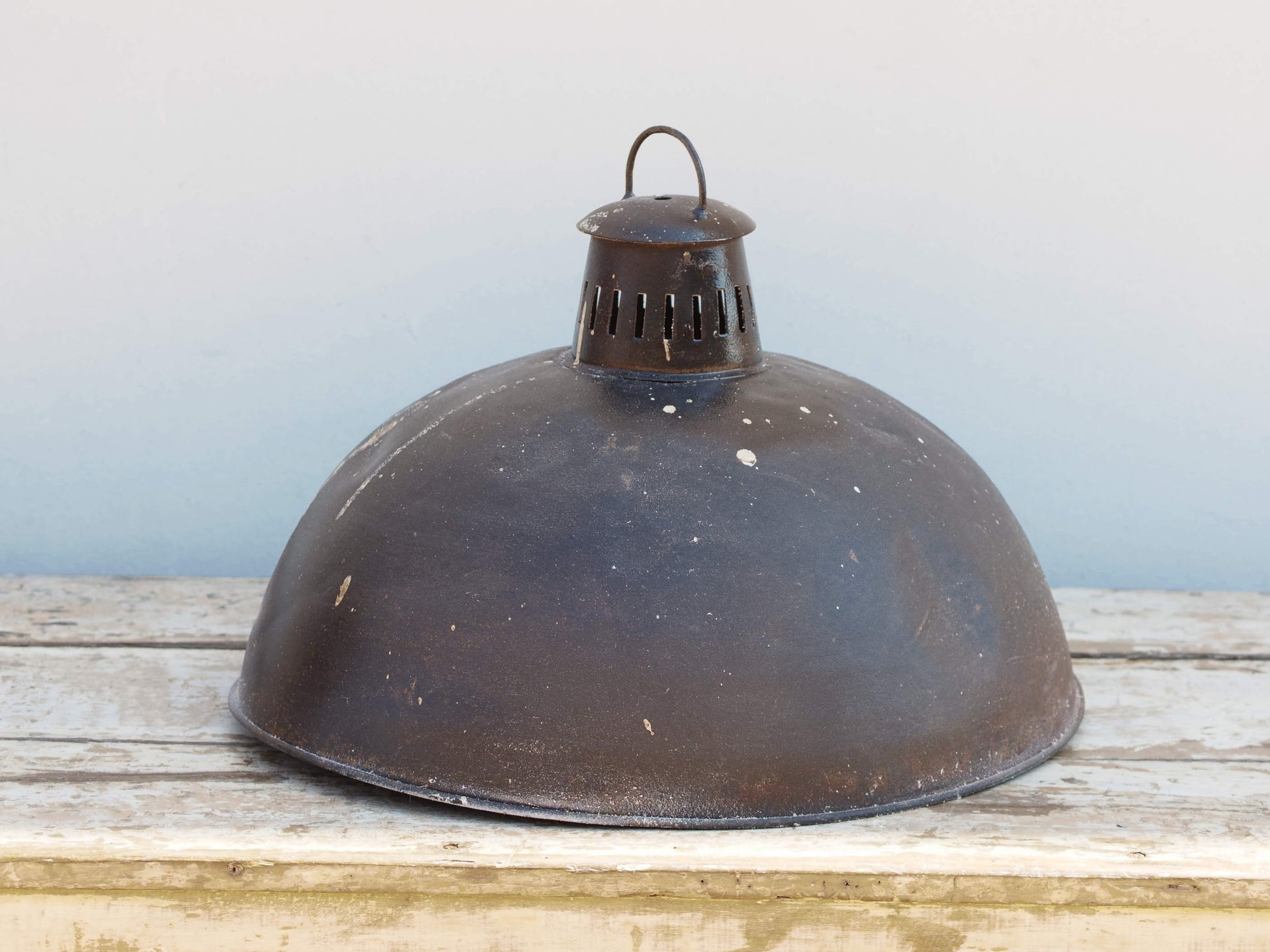 lampada vintage in metallo, lavorata artigianalmente. Provenienza India. lampade in stile industriale . anni 50/60 . pezzi unici . finitura "fermata" con lucido , fissativo per metallo dimensioni diametro 45 h34cm.