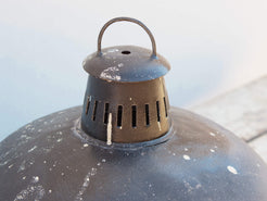lampada vintage in metallo, lavorata artigianalmente. Provenienza India. lampade in stile industriale . anni 50/60 . pezzi unici . finitura "fermata" con lucido , fissativo per metallo dimensioni diametro 45 h34cm.