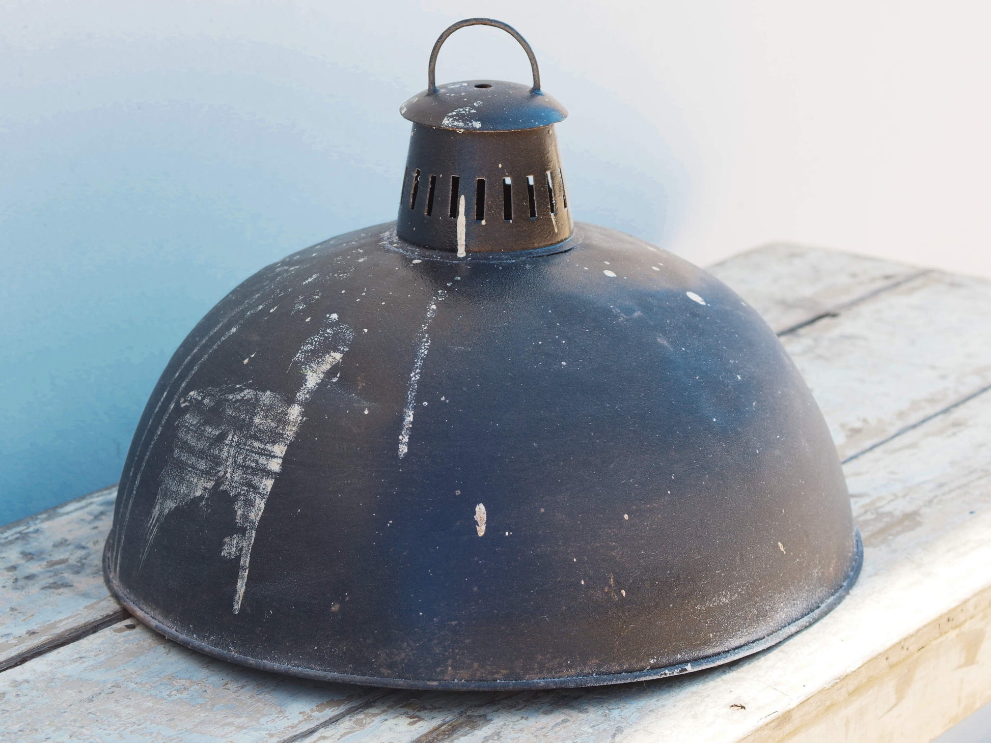 lampada vintage in metallo, lavorata artigianalmente. Provenienza India. lampade in stile industriale . anni 50/60 . pezzi unici . finitura "fermata" con lucido , fissativo per metallo dimensioni diametro 45 h34cm.