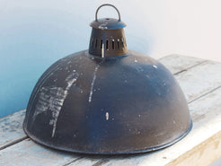 lampada vintage in metallo, lavorata artigianalmente. Provenienza India. lampade in stile industriale . anni 50/60 . pezzi unici . finitura "fermata" con lucido , fissativo per metallo dimensioni diametro 45 h34cm.
