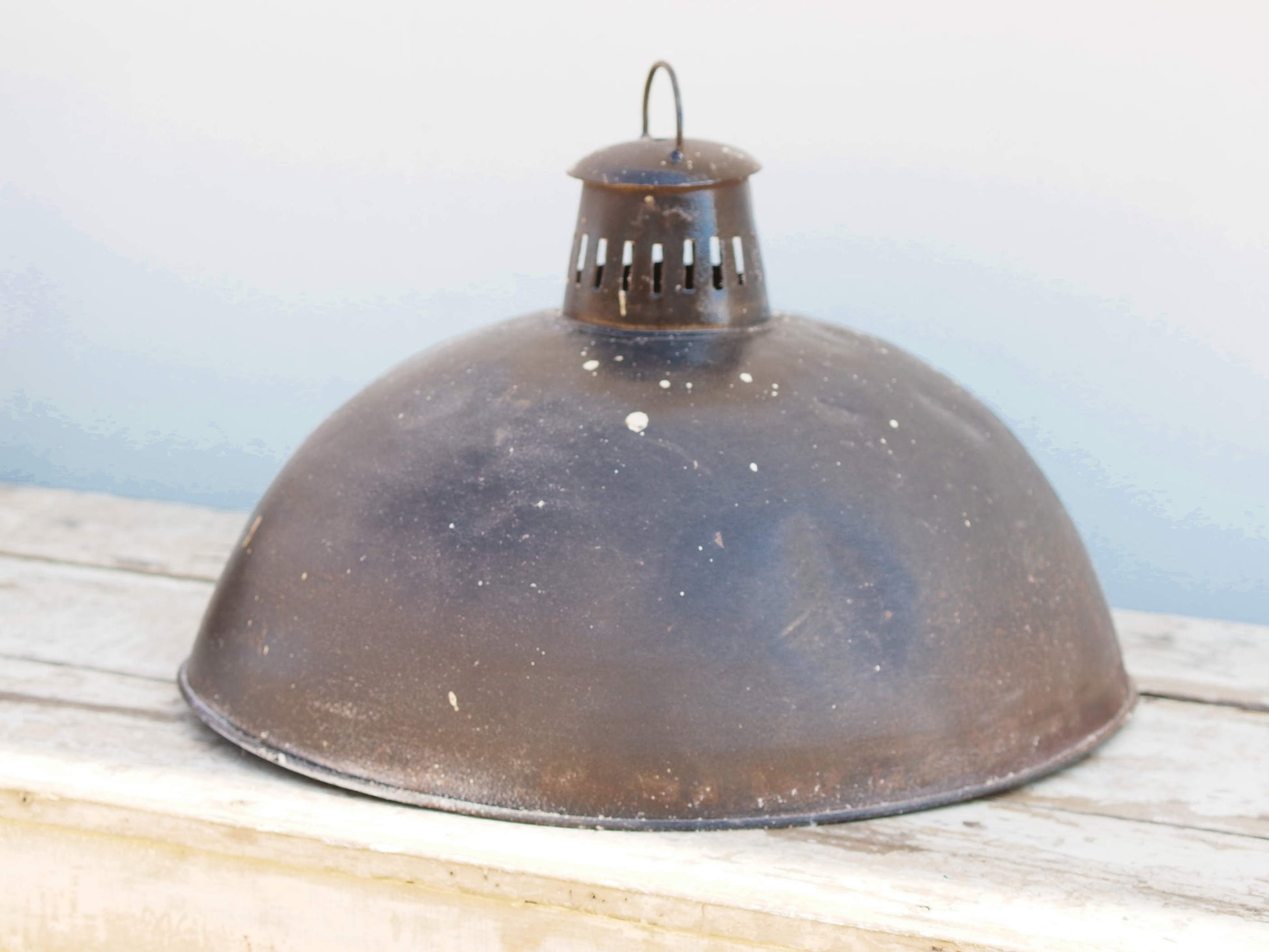 lampada vintage in metallo, lavorata artigianalmente. Provenienza India. lampade in stile industriale . anni 50/60 . pezzi unici . finitura "fermata" con lucido , fissativo per metallo dimensioni diametro 45 h34cm.