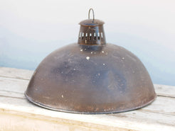 lampada vintage in metallo, lavorata artigianalmente. Provenienza India. lampade in stile industriale . anni 50/60 . pezzi unici . finitura "fermata" con lucido , fissativo per metallo dimensioni diametro 45 h34cm.