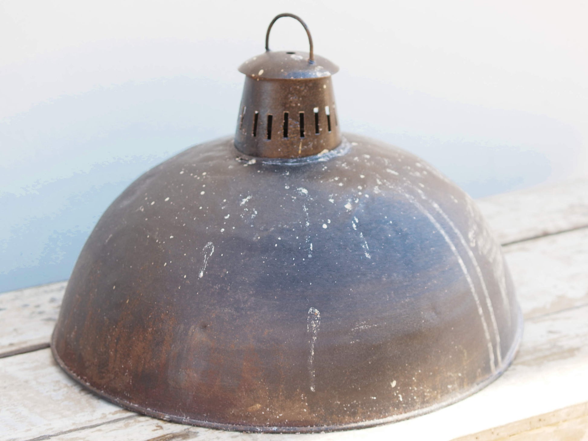 lampada vintage in metallo, lavorata artigianalmente. Provenienza India. lampade in stile industriale . anni 50/60 . pezzi unici . finitura "fermata" con lucido , fissativo per metallo dimensioni diametro 45 h34cm.