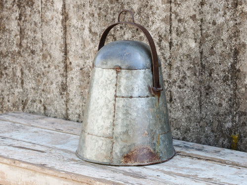 ampada vintage in metallo, lavorata artigianalmente. Provenienza India. lampade in stile industriale . anni 50/60 . pezzi unici . finitura 