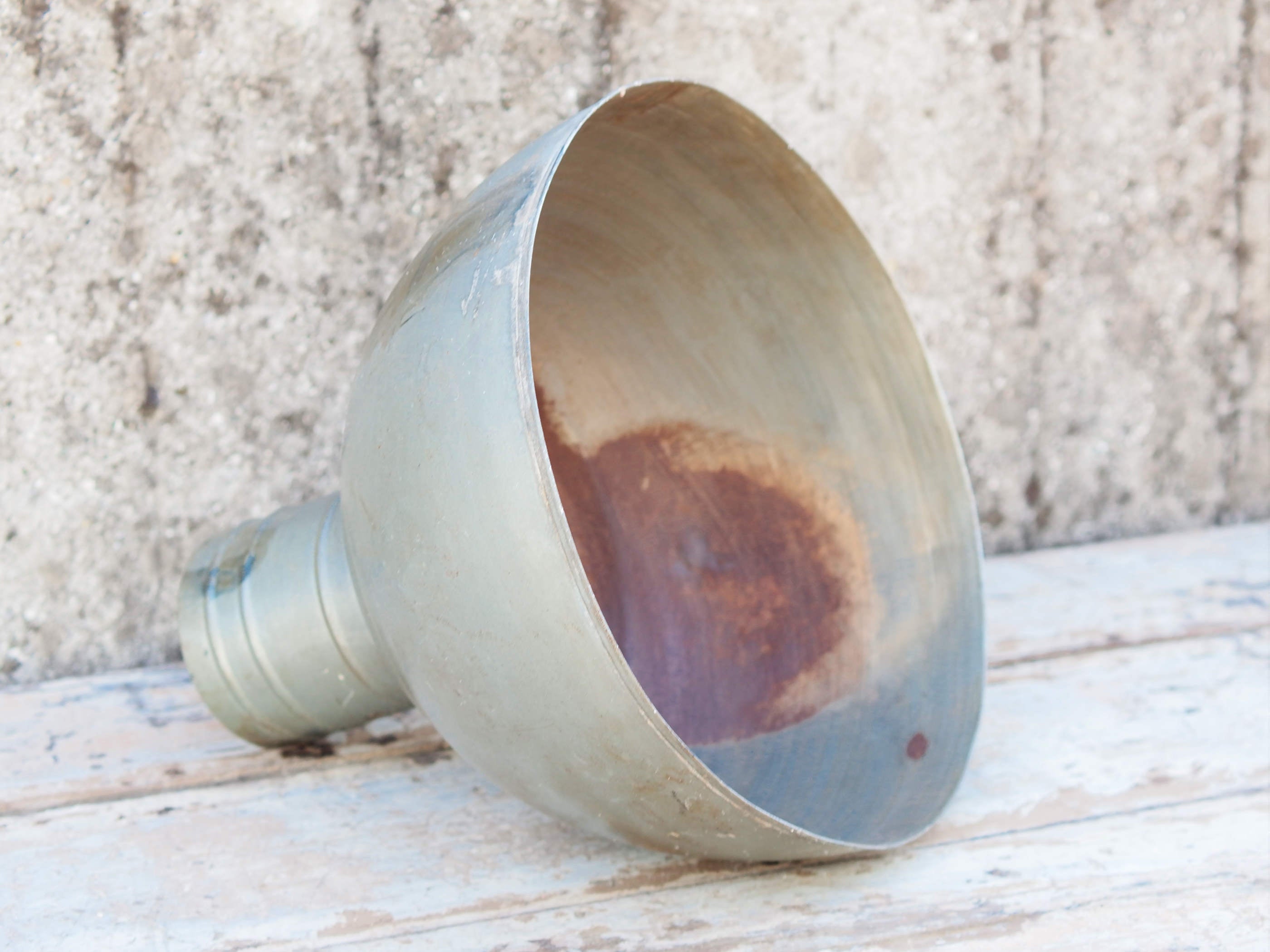 lampada vintage in metallo, lavorata artigianalmente. Provenienza India. lampade in stile industriale . anni 50/60 . pezzi unici . finitura "fermata" con lucido , fissativo per metallo dimensioni diametro 33 h30cm.