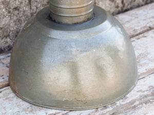 lampada vintage in metallo, lavorata artigianalmente. Provenienza India. lampade in stile industriale . anni 50/60 . pezzi unici . finitura "fermata" con lucido , fissativo per metallo dimensioni diametro 33 h30cm.