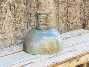 lampada vintage in metallo, lavorata artigianalmente. Provenienza India. lampade in stile industriale . anni 50/60 . pezzi unici . finitura "fermata" con lucido , fissativo per metallo dimensioni diametro 33 h30cm.