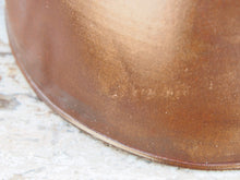 Carica l&#39;immagine nel visualizzatore di Gallery, lampada vintage in metallo, lavorata artigianalmente. Provenienza India. lampade in stile industriale . anni 50/60 . pezzi unici . finitura &quot;fermata&quot; con lucido , fissativo per metallo dimensioni diametro 39 h30cm.