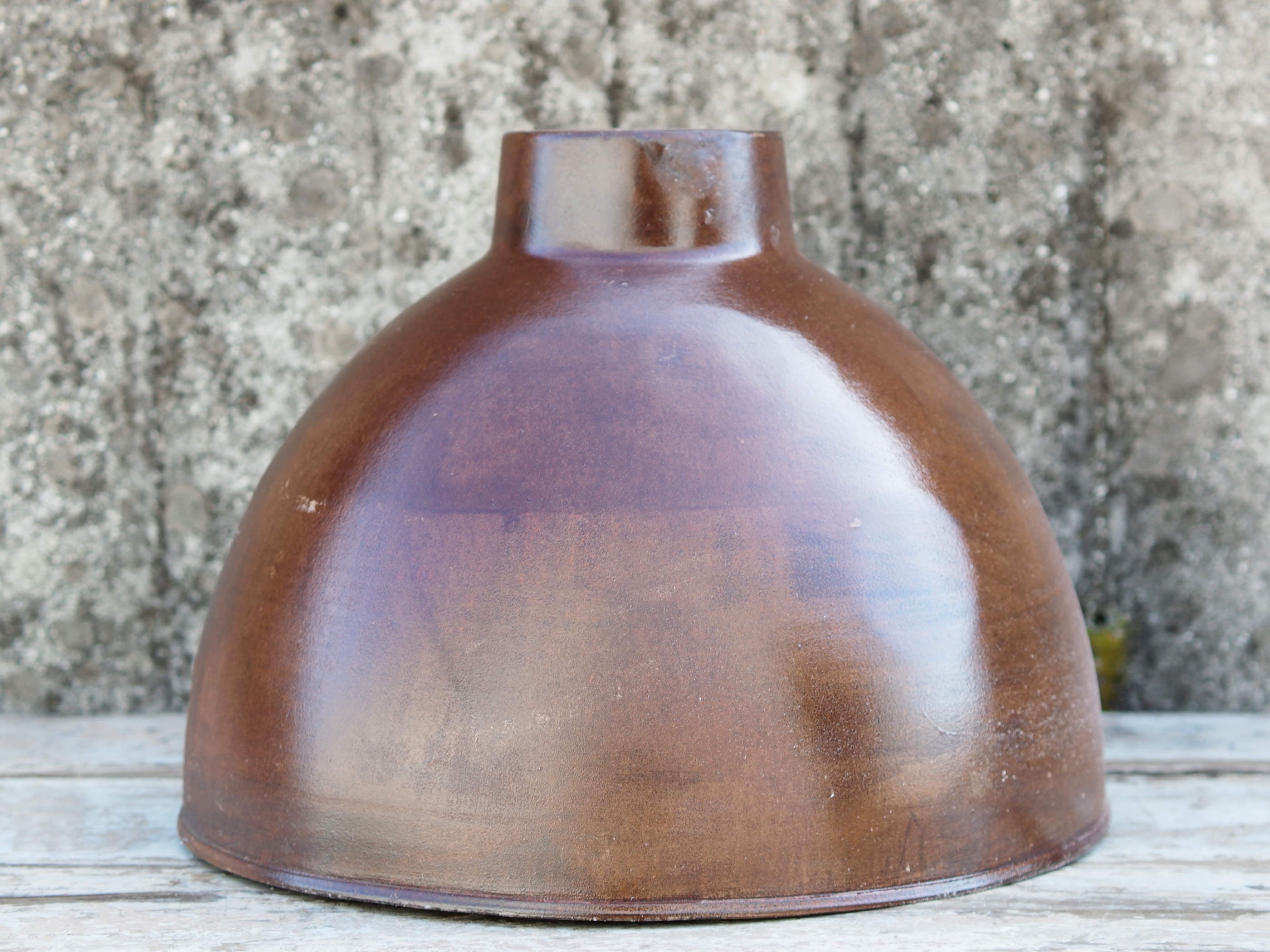 lampada vintage in metallo, lavorata artigianalmente. Provenienza India. lampade in stile industriale . anni 50/60 . pezzi unici . finitura "fermata" con lucido , fissativo per metallo dimensioni diametro 39 h30cm.