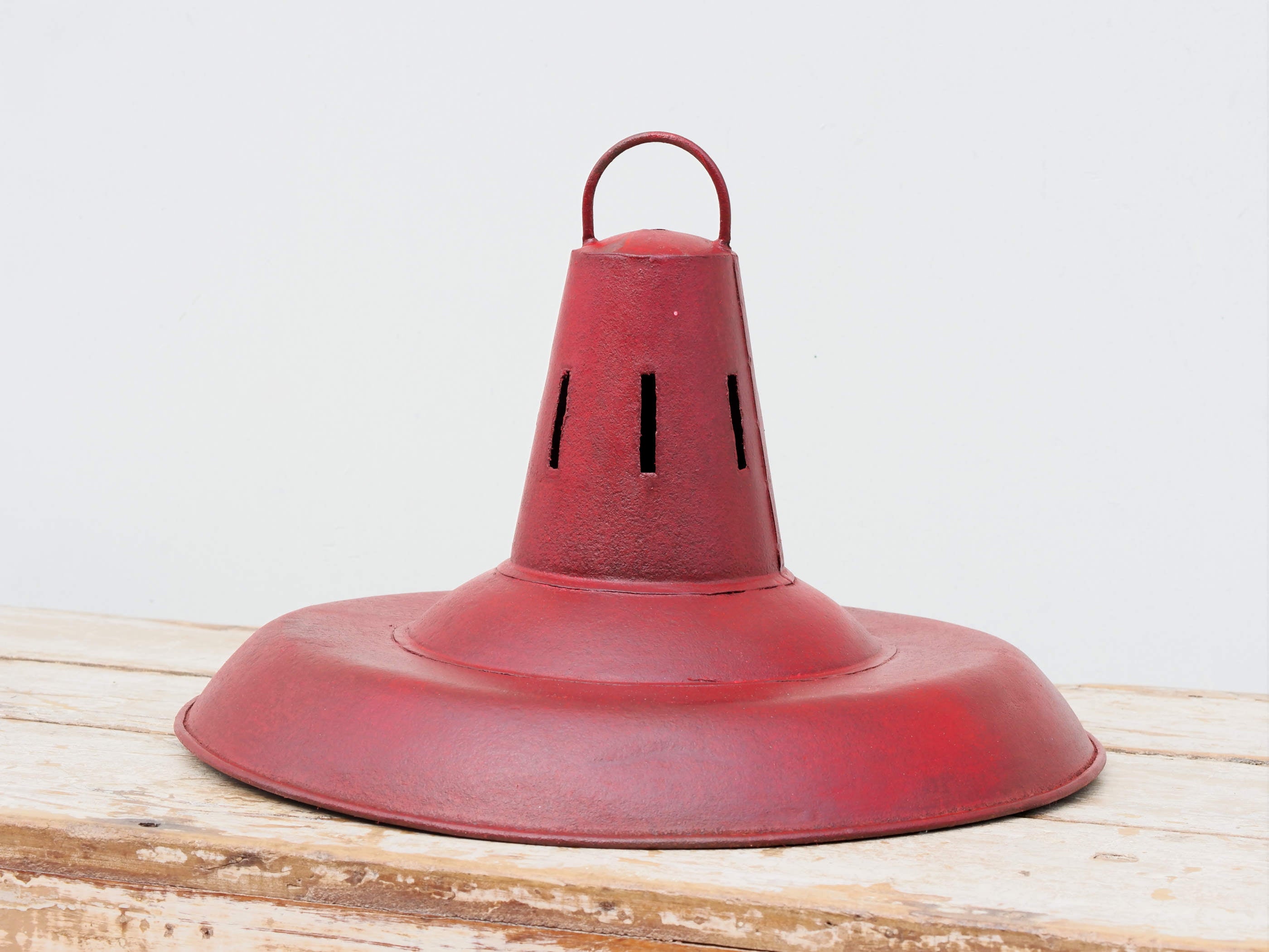 lampada vintage in metallo dipinta, lavorata artigianalmente. Provenienza India. dimensioni diametro 40 h30cm.