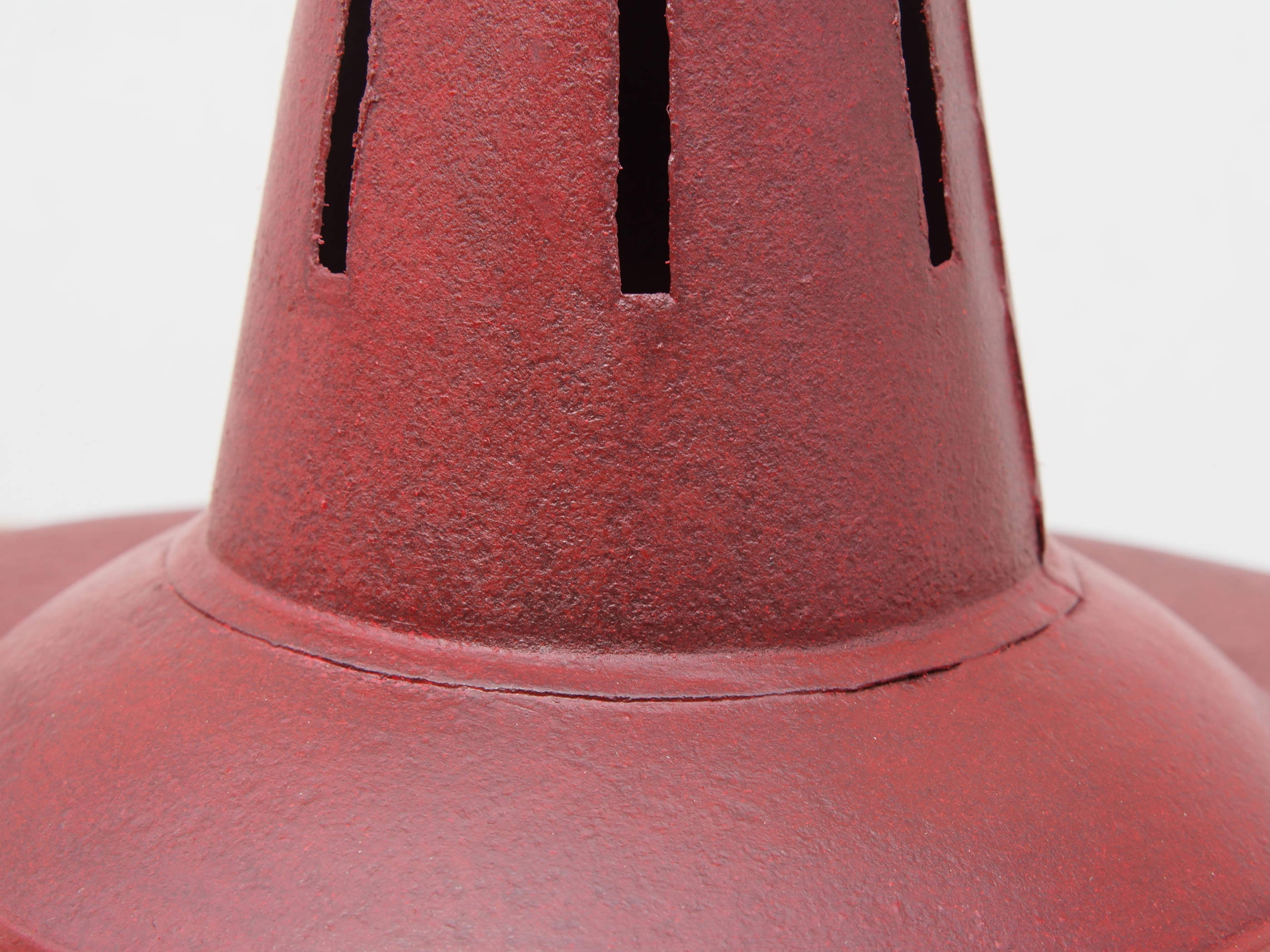 lampada vintage in metallo dipinta, lavorata artigianalmente. Provenienza India. dimensioni diametro 40 h30cm.