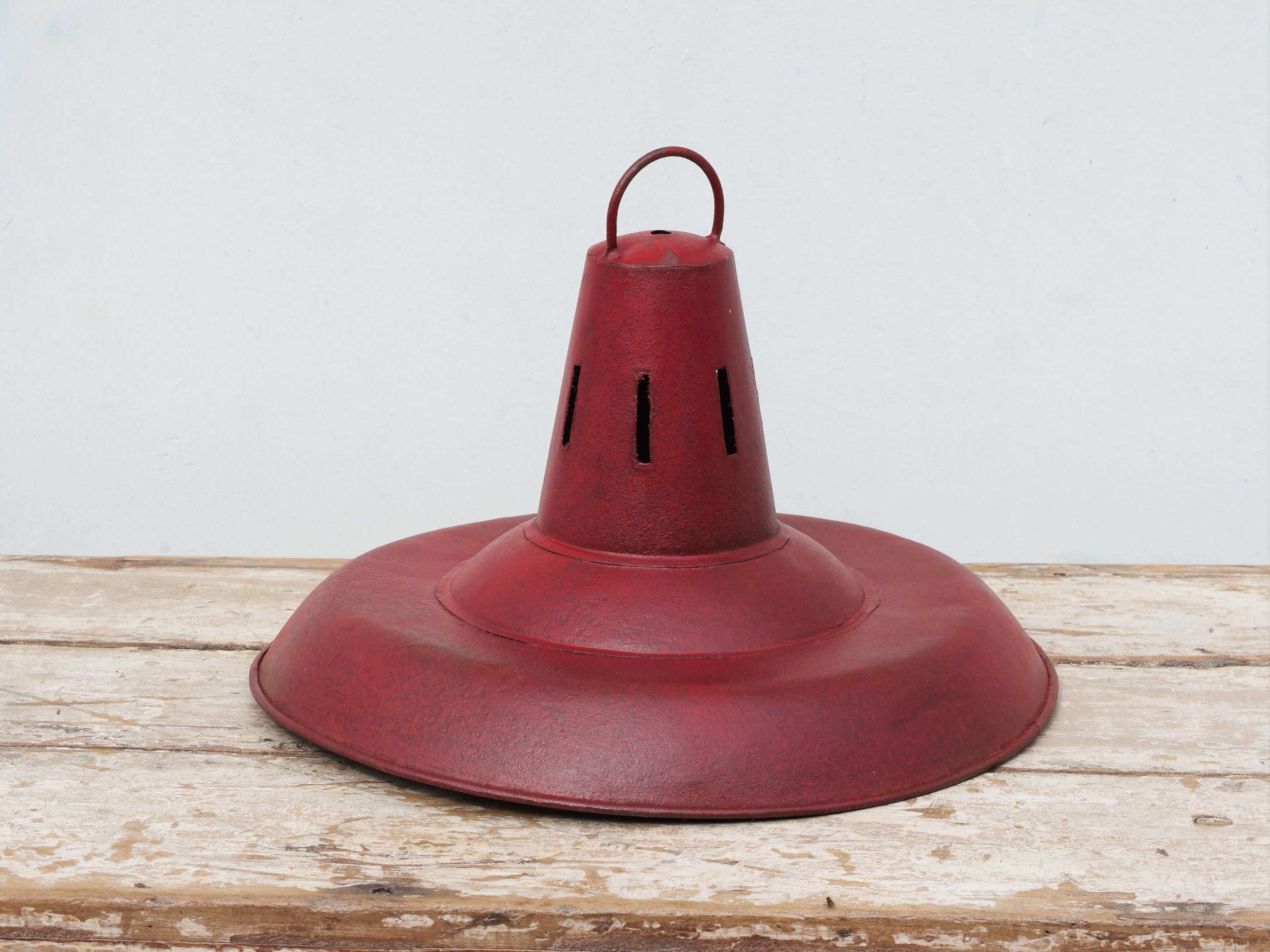 lampada vintage in metallo dipinta, lavorata artigianalmente. Provenienza India. dimensioni diametro 40 h30cm.