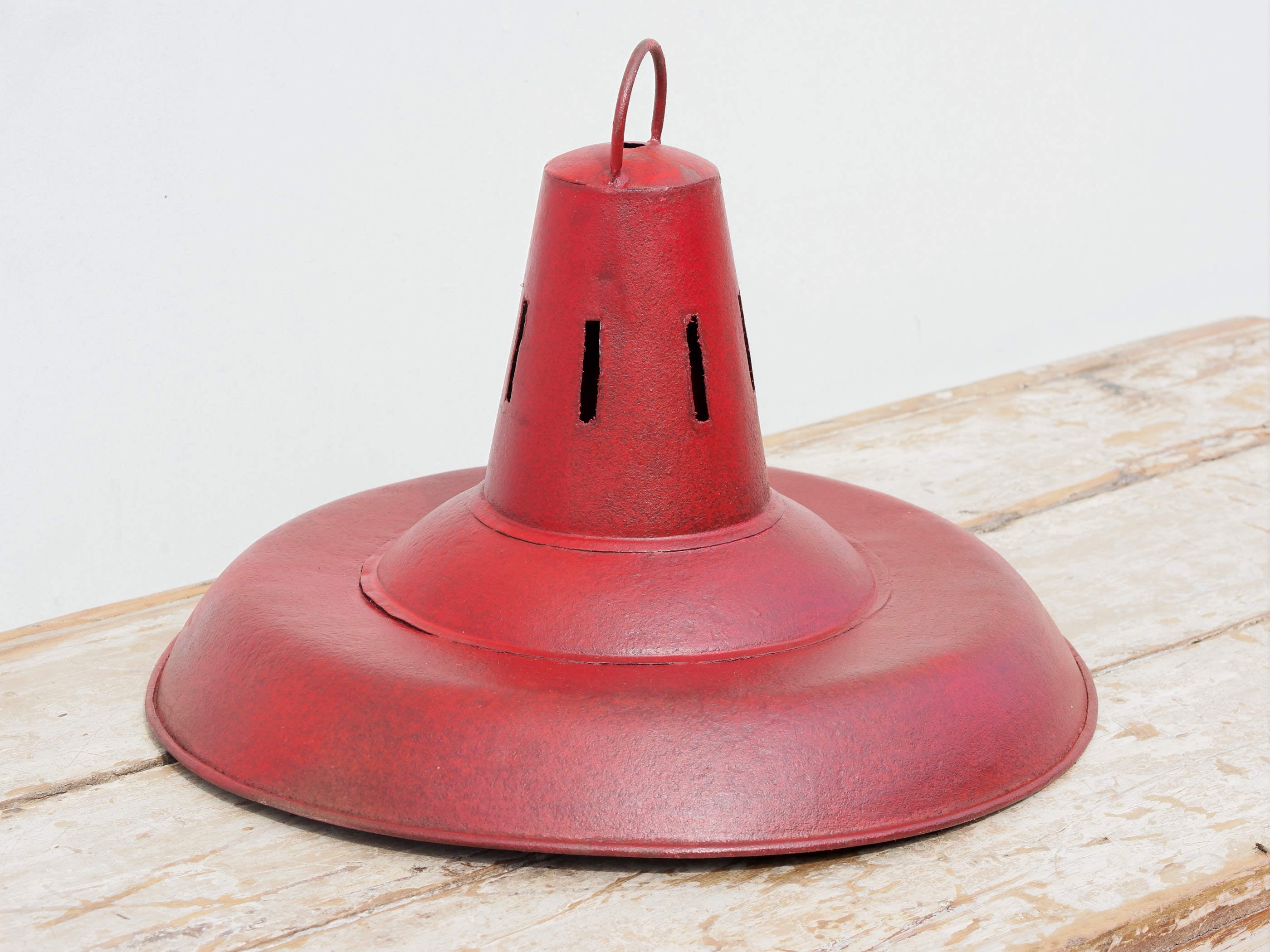 lampada vintage in metallo dipinta, lavorata artigianalmente. Provenienza India. dimensioni diametro 40 h30cm.